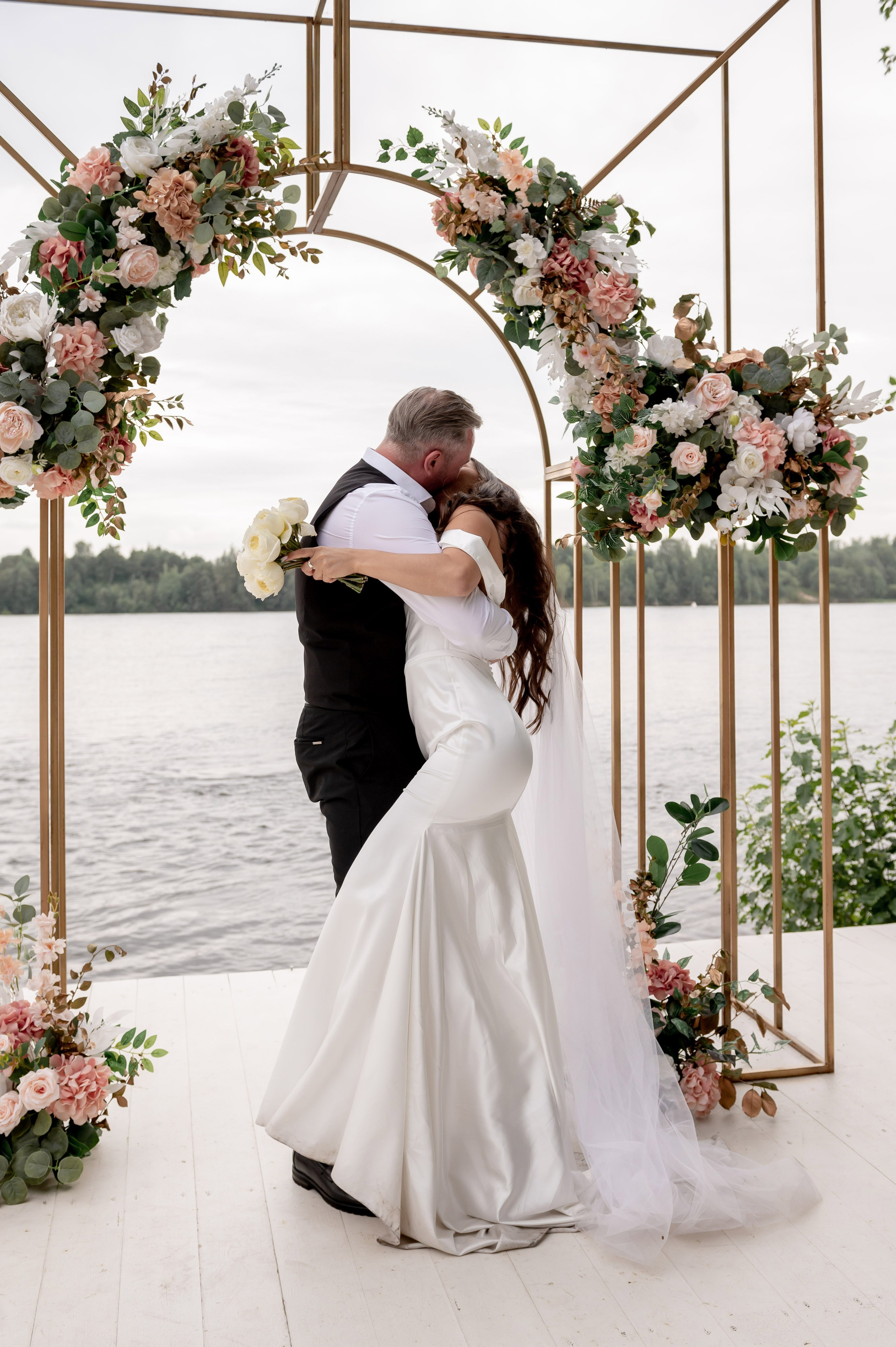 Классическая свадебная фотосессия Аины и Антона по самым красивым местам для свадебной прогулки в Санкт-Петербурге. Портретный, семейный и свадебный фотограф в Санкт-Петербурге и в Пушкине Ширяев Денис