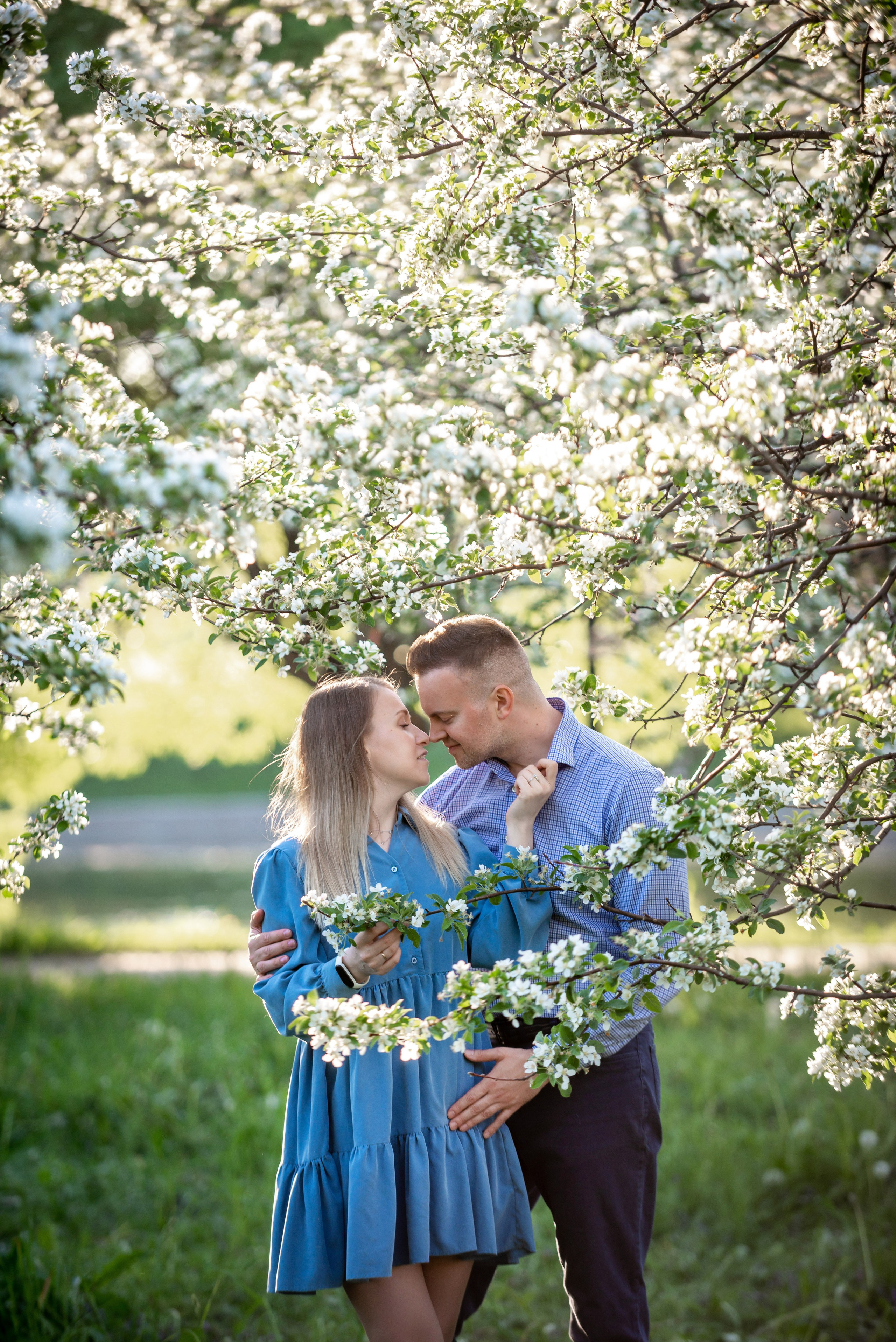 Ника и родители в розовых яблонях. Портретный, семейный и свадебный фотограф в Санкт-Петербурге и в Пушкине Ширяев Денис