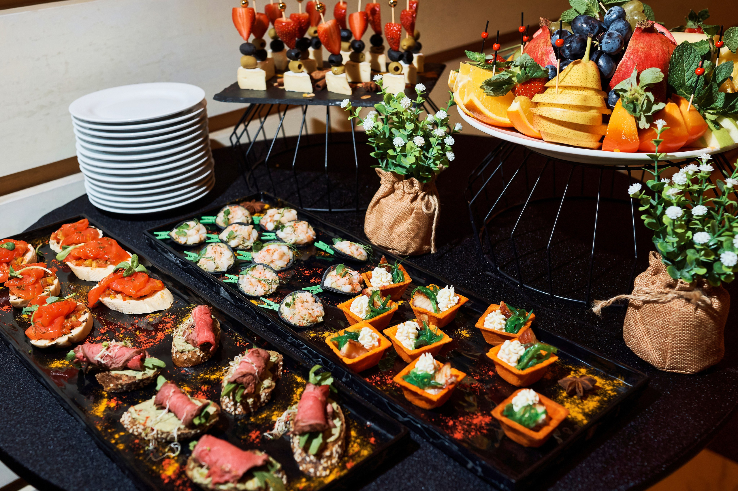 Праздничное угощение, стол с едой, украшение мероприятия, живое событие фотография