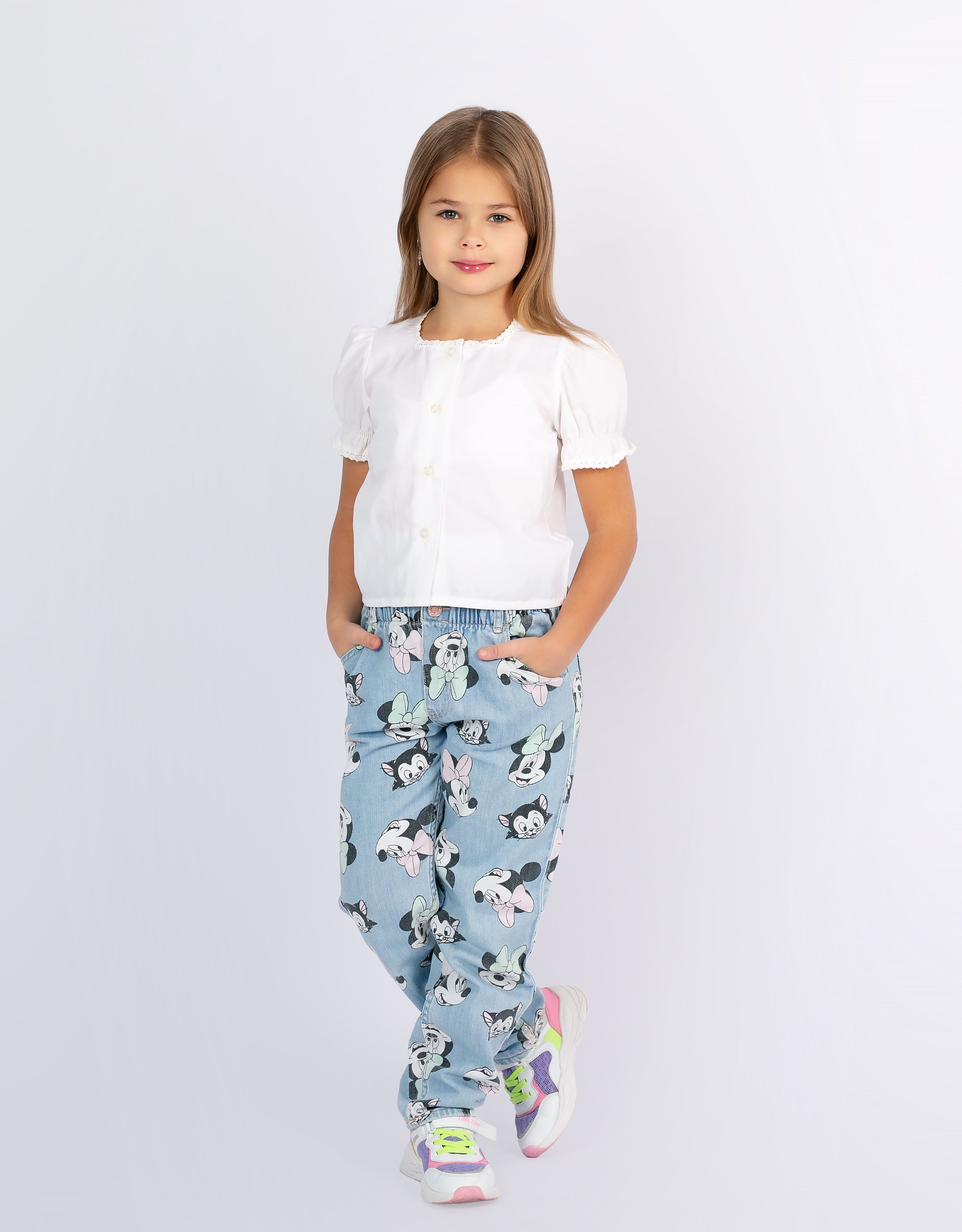 Детская одежда на белом фоне с тенями. Предметная, рекламная фотосъёмка в Орле. Предметный фотограф в Орле