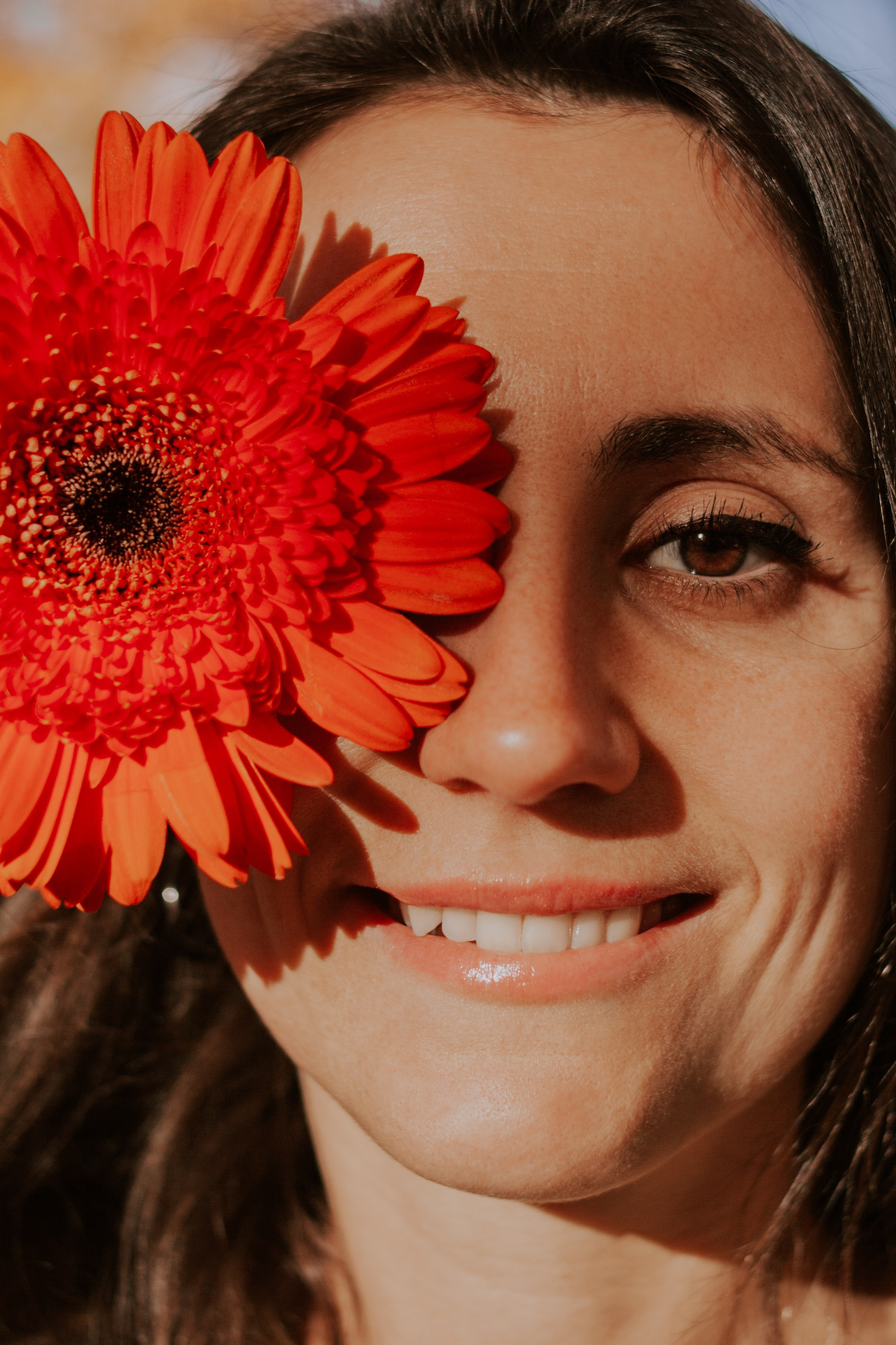 Девушка позирует с цветком во время золотой осени во Всеволожске.