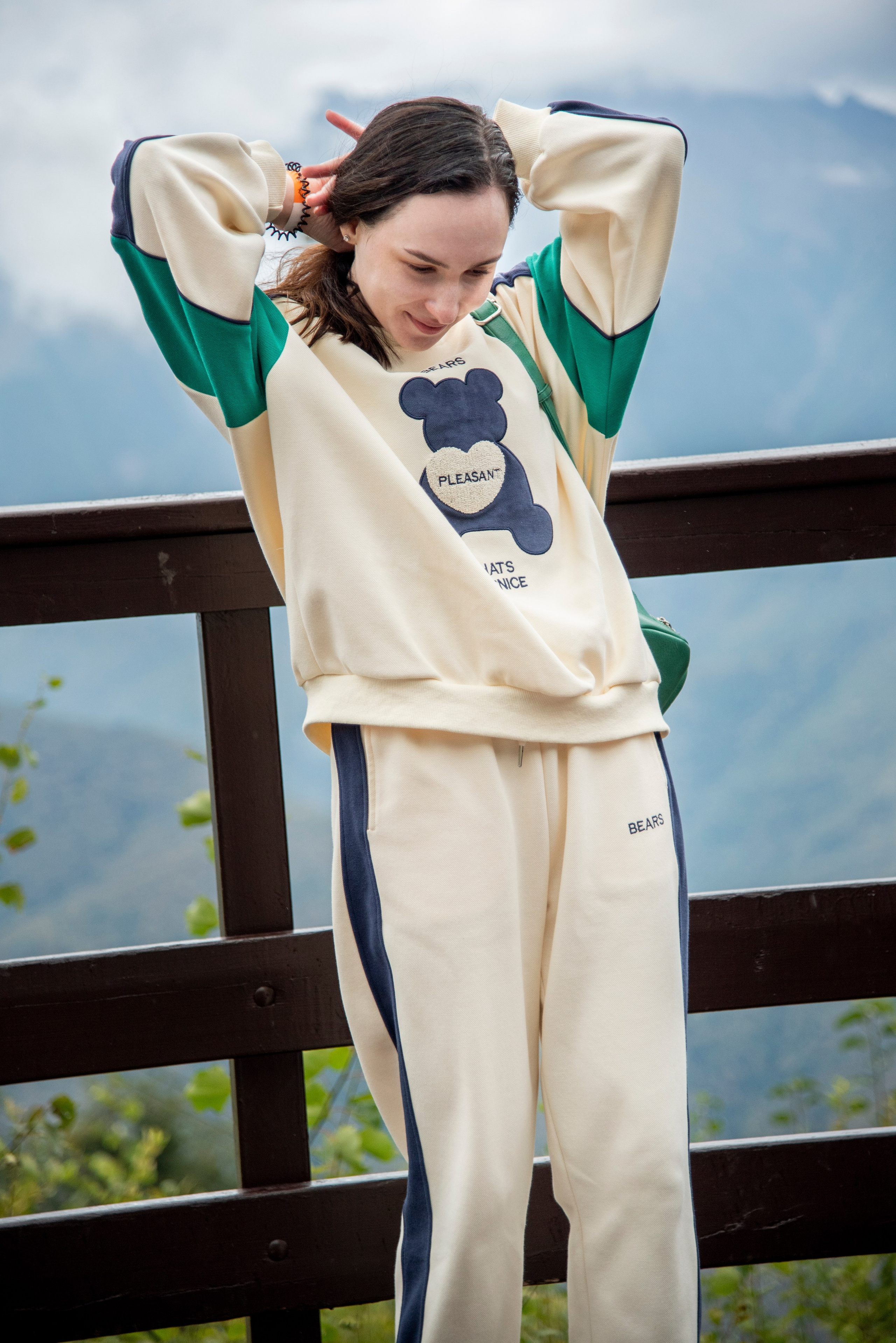 Брюнетка, на фоне гор. Красная поляна, спортивный костюм, рюкзачёк