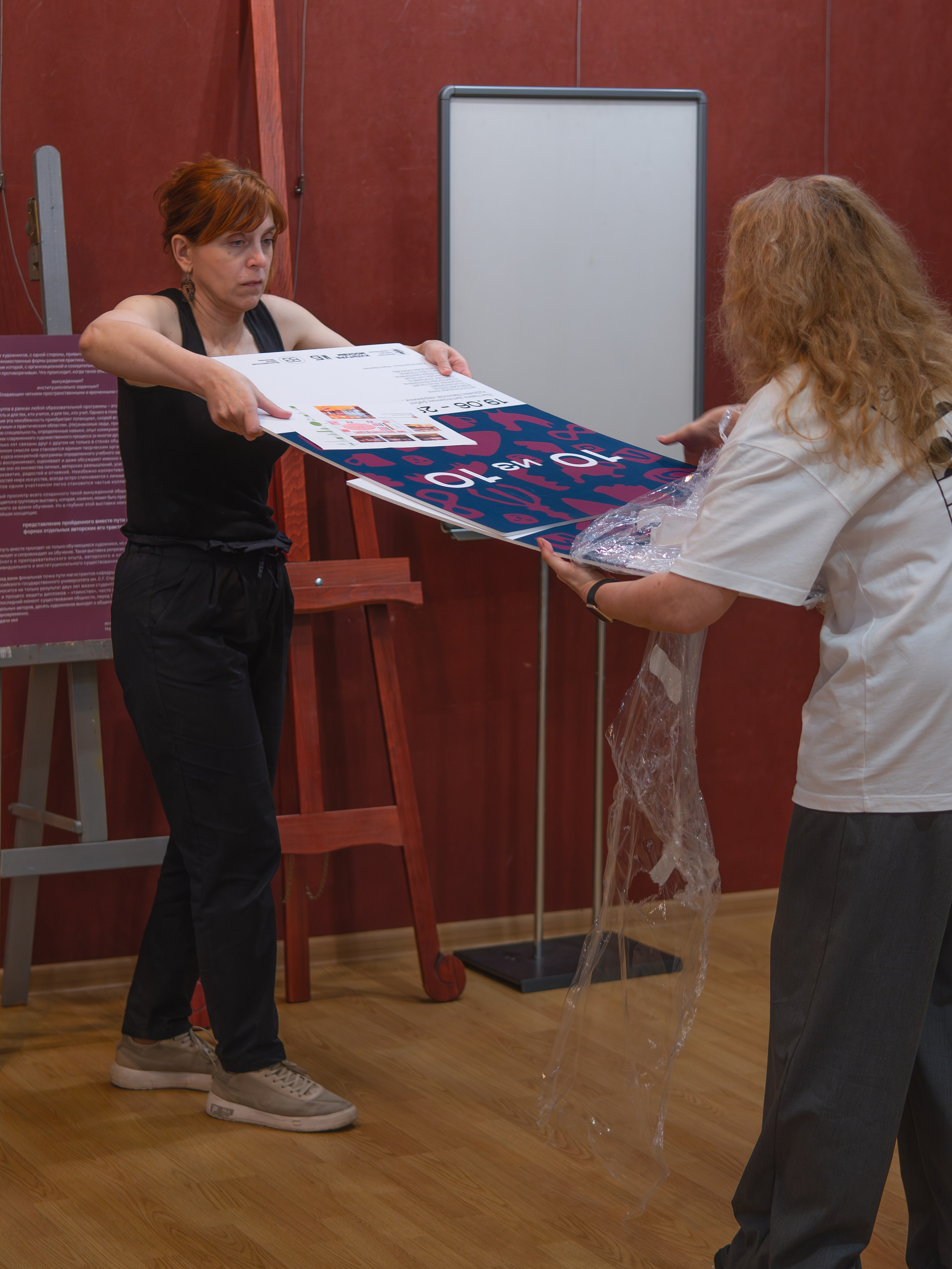 Монтаж выставки «10 из 10». Фотохудожник Москва