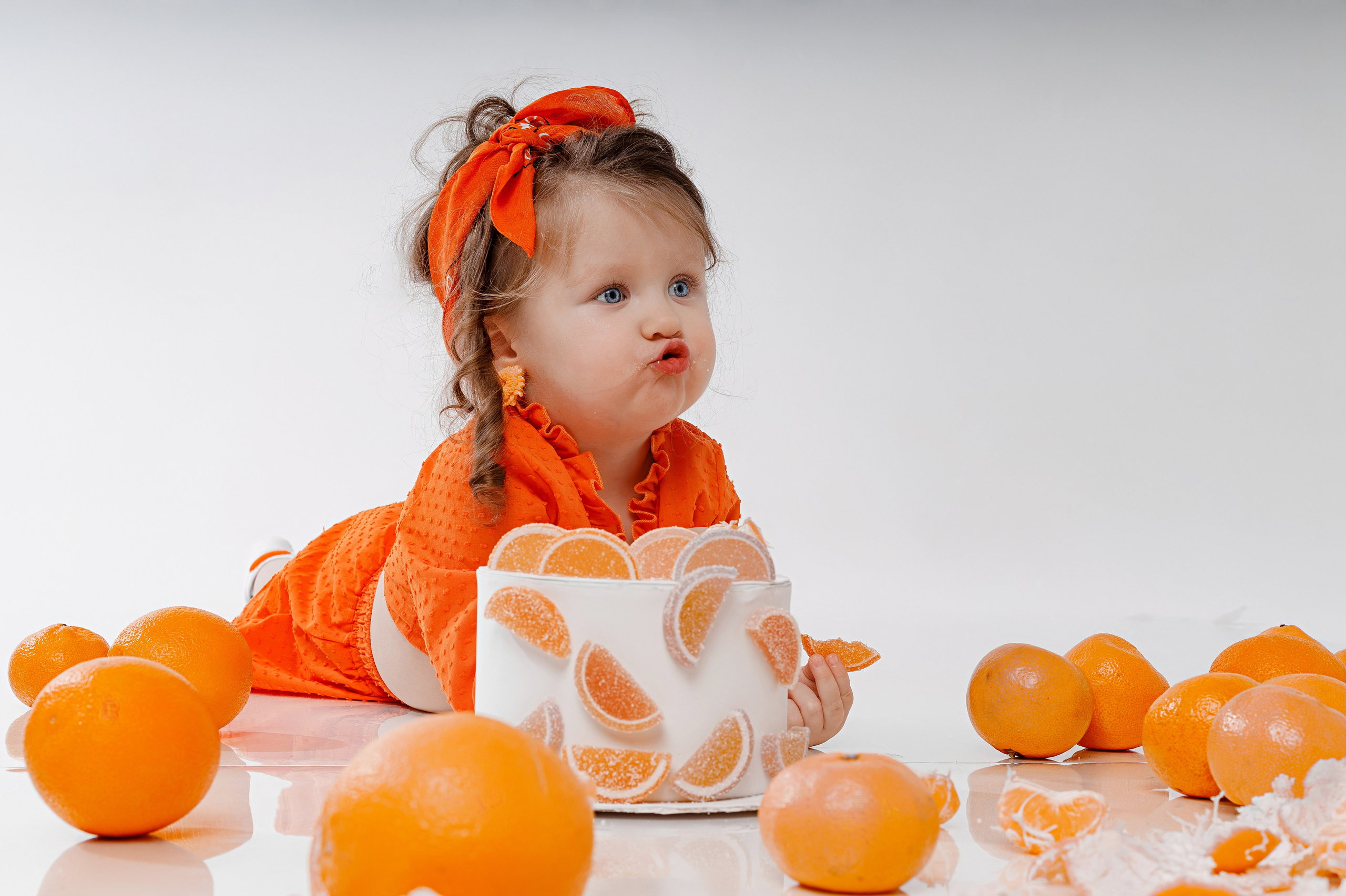 Детская фотосессия с мандаринами в студии в Сочи. Детский студийный фотограф Сочи