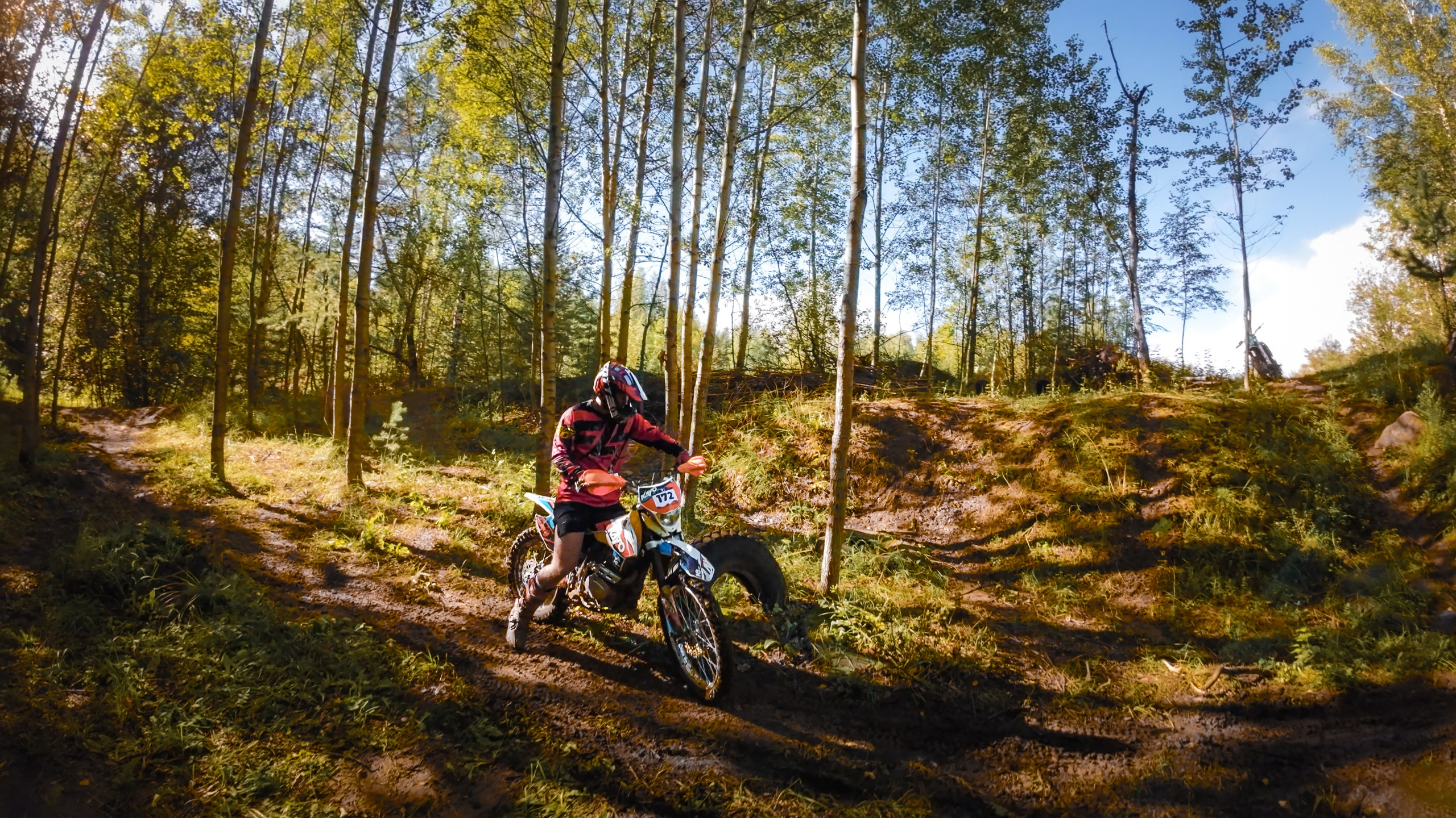 мужчина на кроссовом мотоцикле в лесу, эндуро, лес, трава, песок, лето, солнце