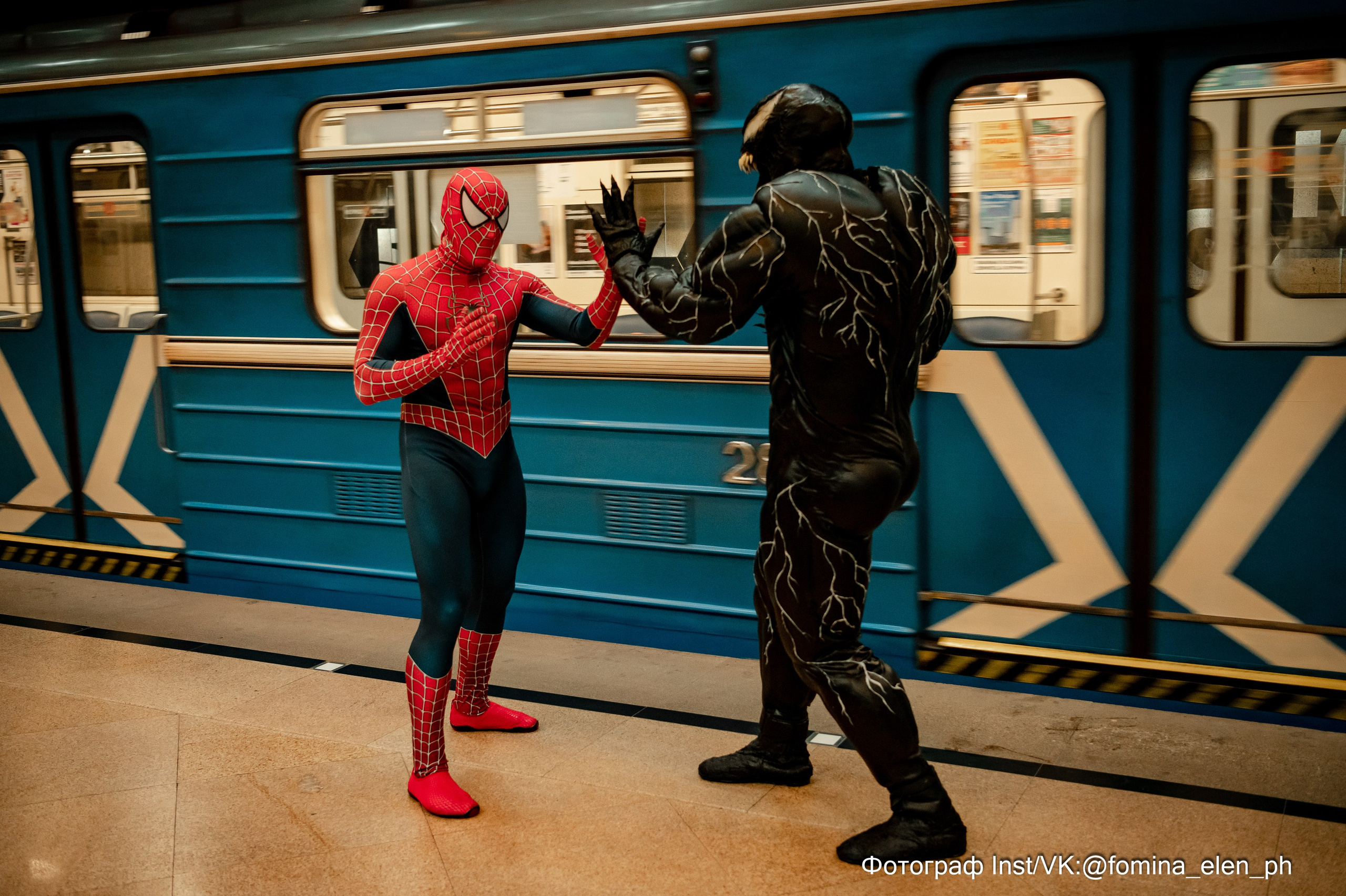Человек паук и Веном в метро ЕКБ. Фомина Елена Свадебный и семейный фотограф