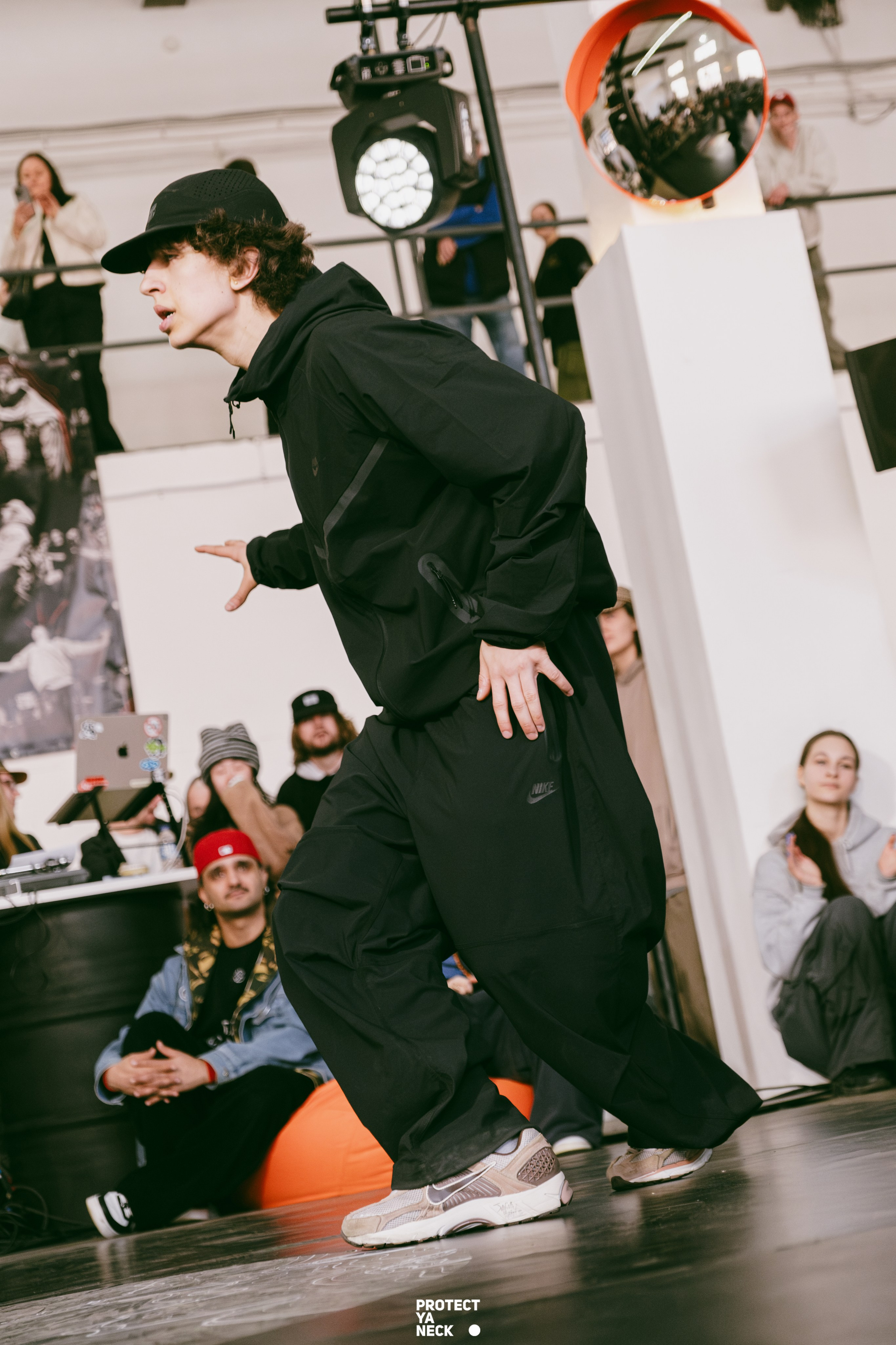 PROTECT YA NECK 22/03 (@youlovebu). Соня бу тебя сфоткала