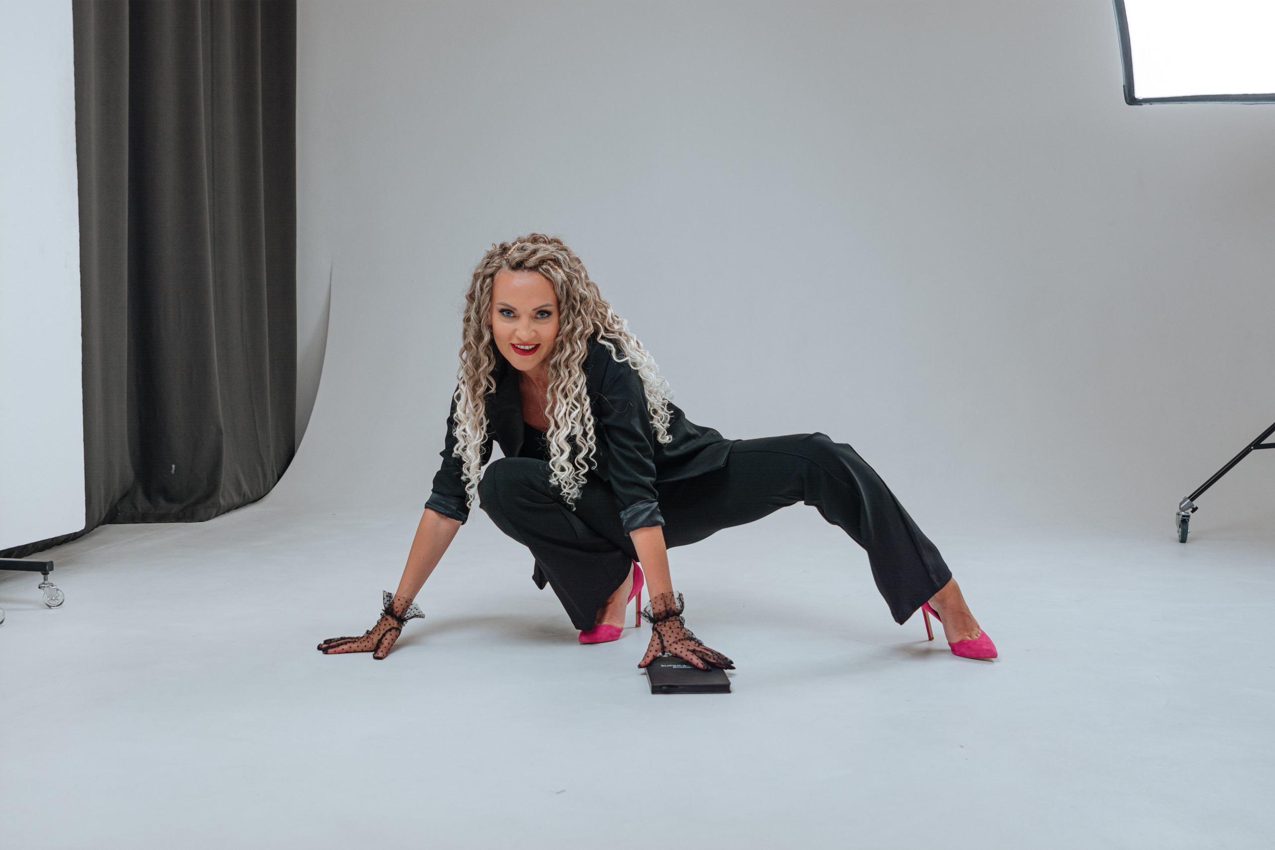 Фотосессия Superwoman Натальи и Светланы для афишы. Портретный фотограф в Санкт-Петербурге Дмитриева Наталия