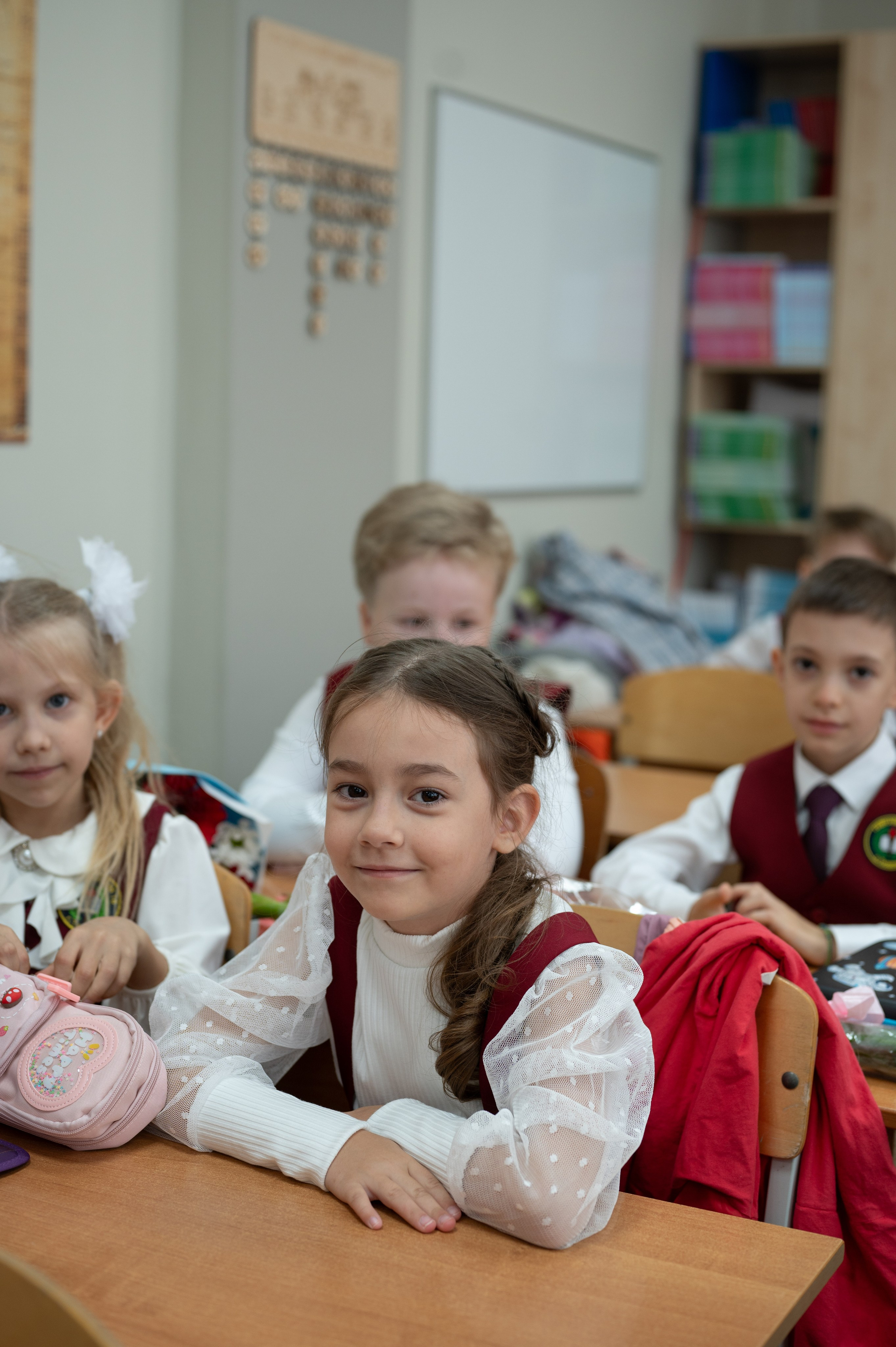 1 сентября 16 гимназия 2 класс (линейка + в классе+ на улице). Фотограф новорожденных, семейный детский в Тюмени Татьяна Морозова