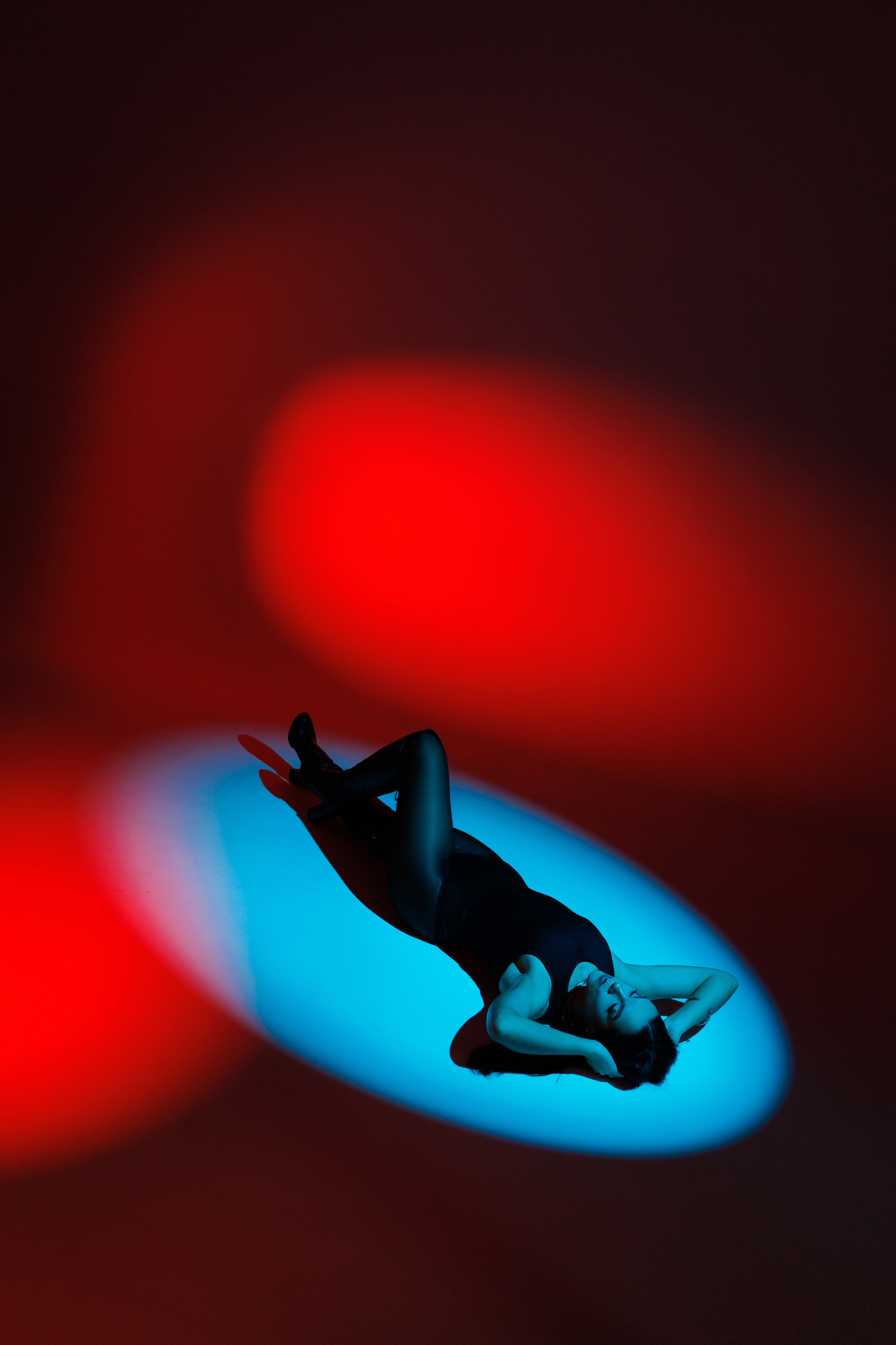 Цветной свет и фигуры. Фотограф Минск