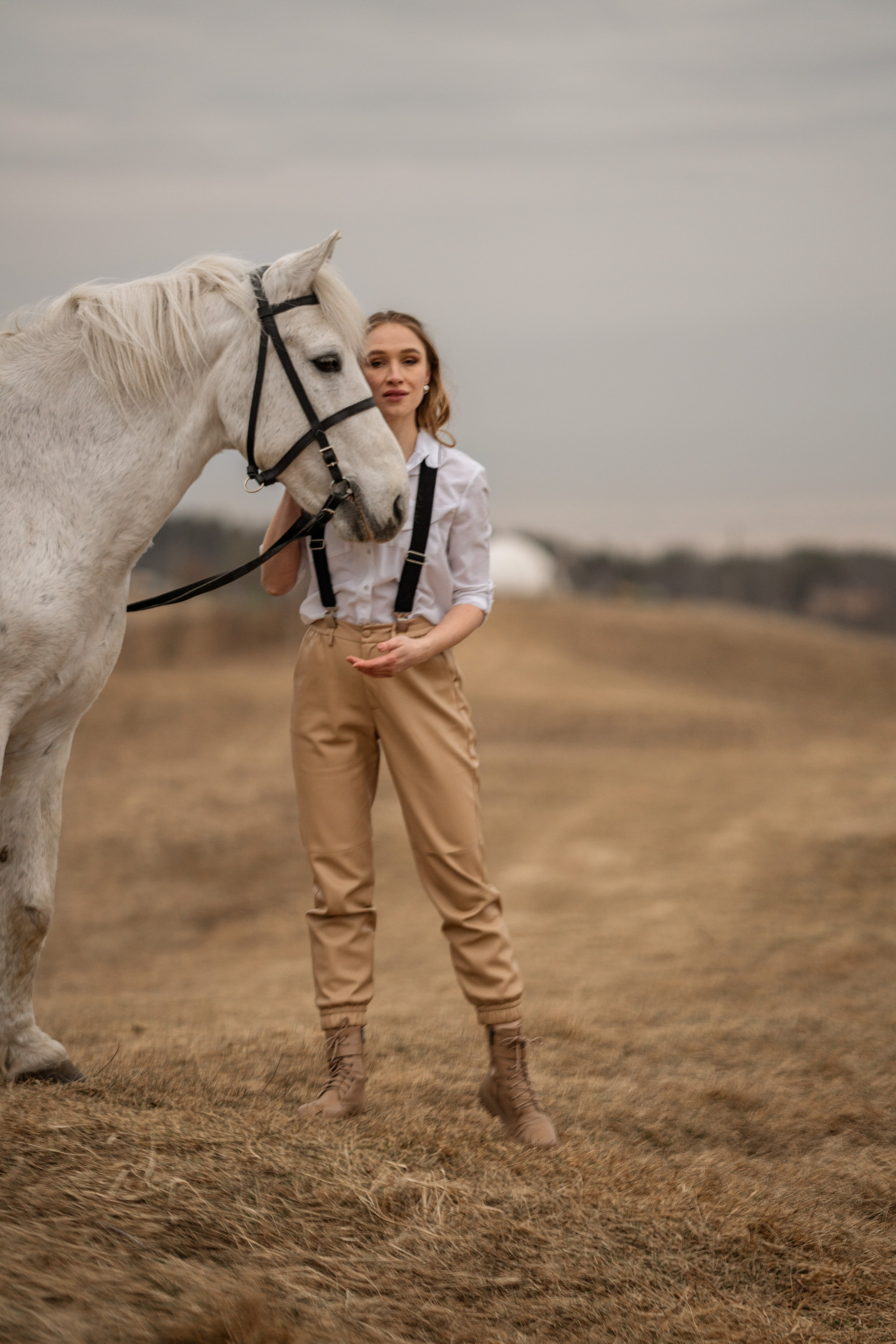 Александра и конь Сема на холмах. Семейный и портретный фотограф в Санкт-Петербурге Татьяна Гримоть