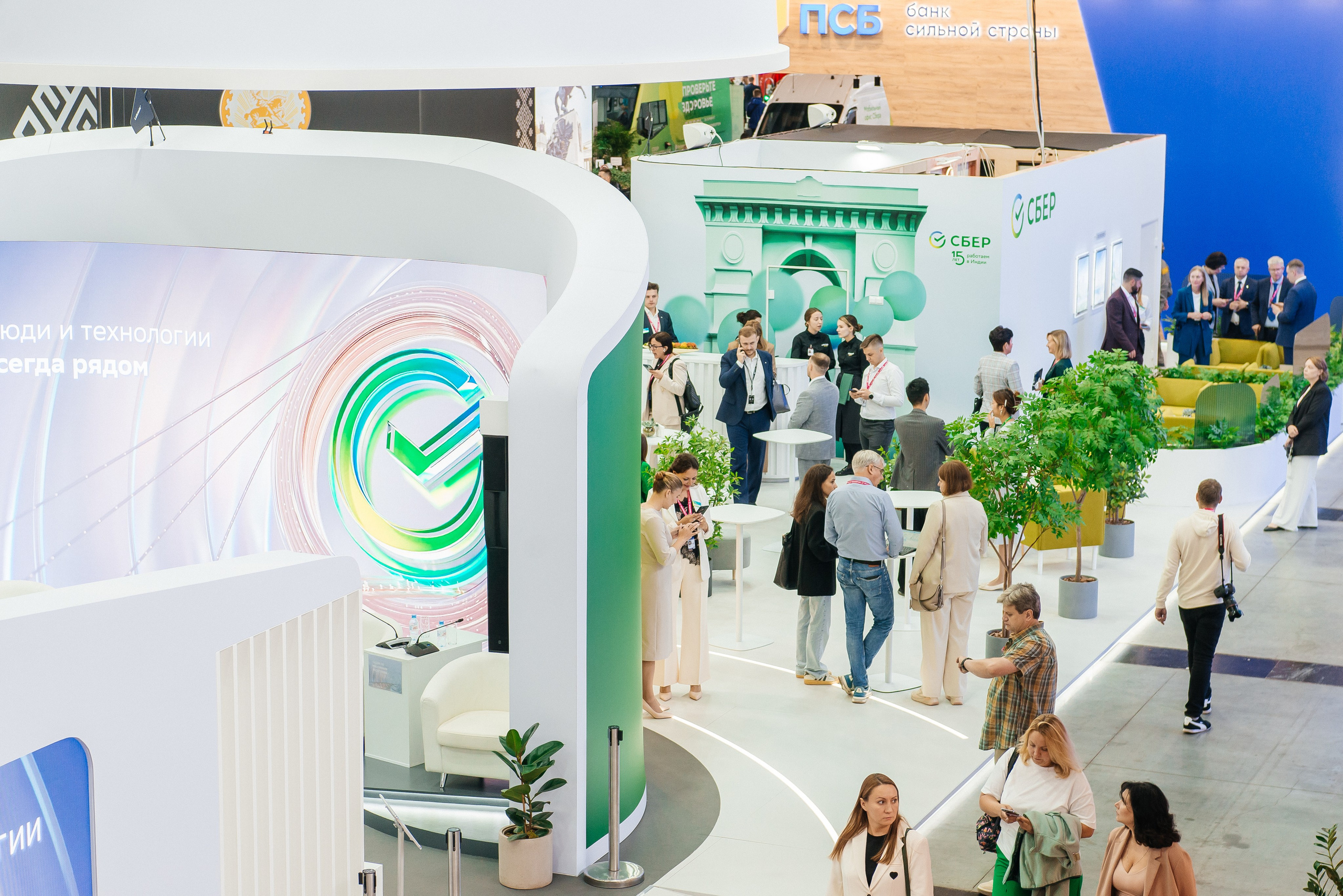 Стенд Сбера на Иннопром 2025. Профессиональный фотограф в Екатеринбурге Ирина Смирнова