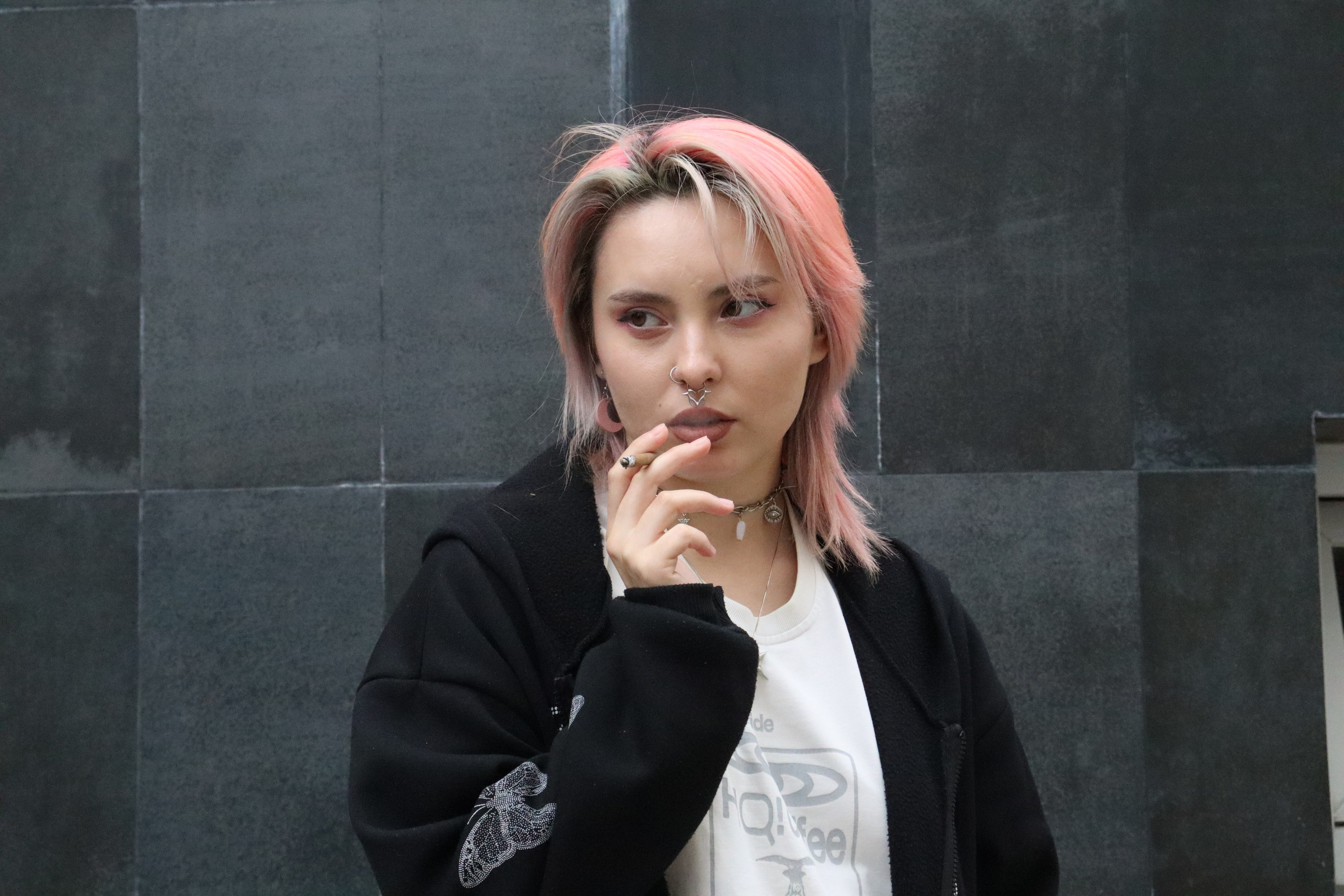 Piper Sweet smokes. Фотограф