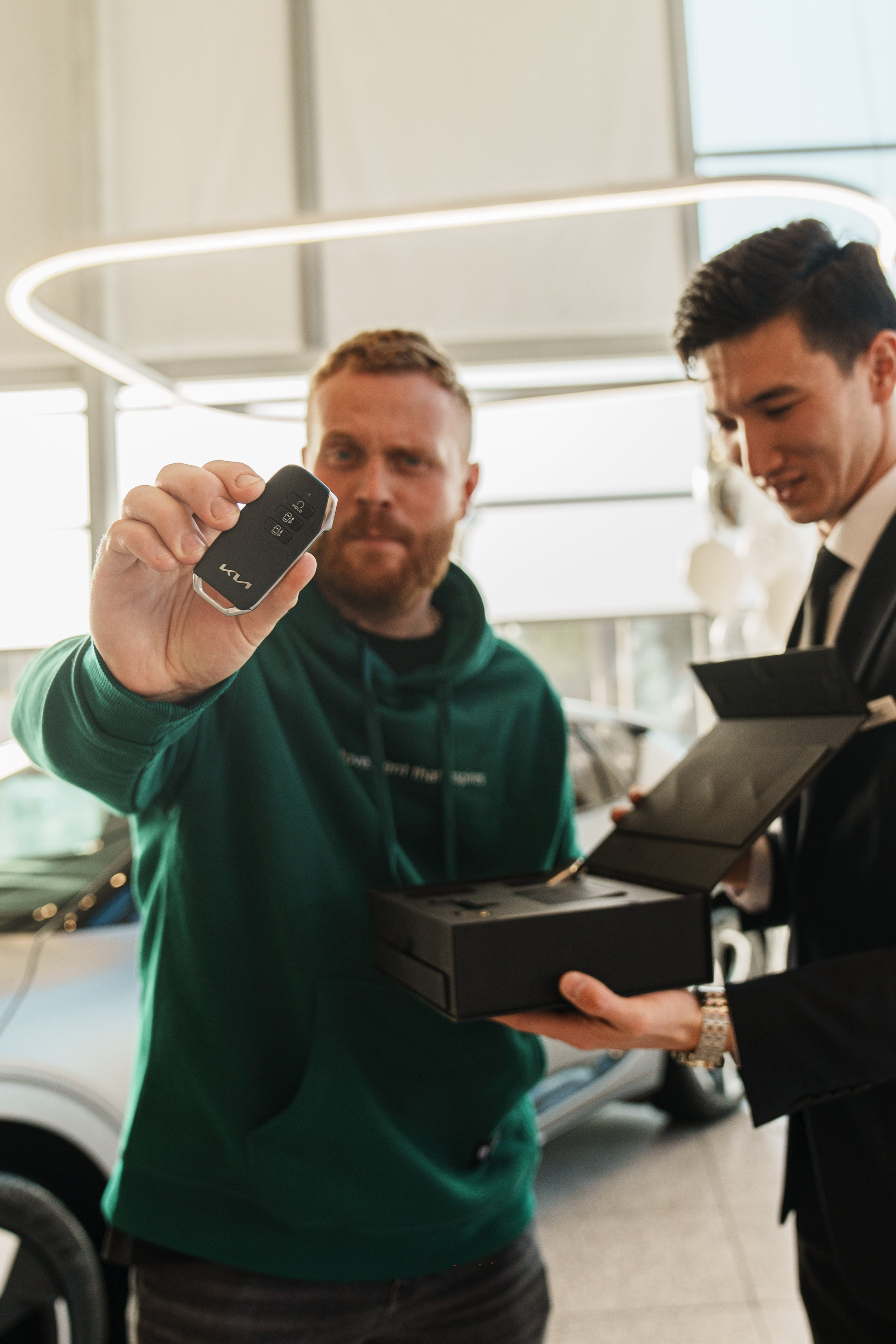 Kia EV6 Вручение Евгений Чебаткову. Фотограф TAULAN_1