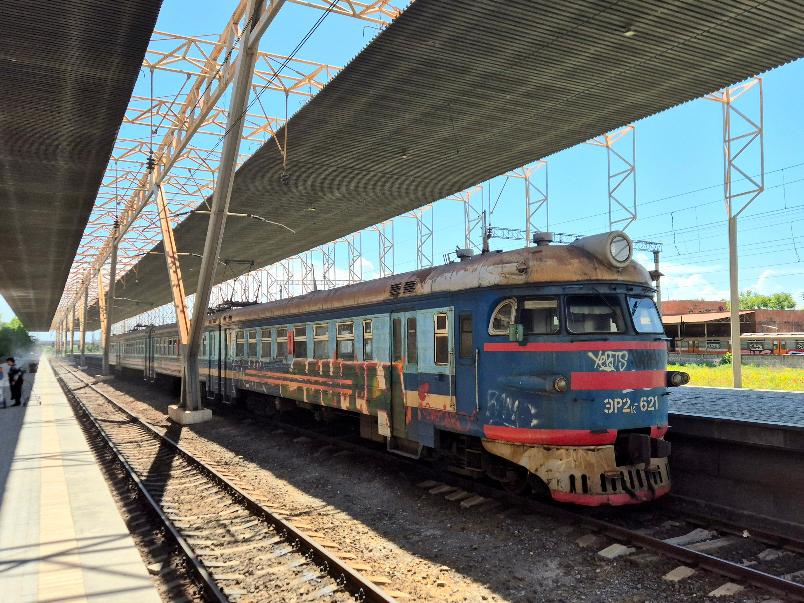 Решили ехать в Гюмри на поезде. Заявлена была Ласточка. Но приехала вот такая электричка из прошлого. Посидели в ней 10 мин и решили все же на такси. Выскочили за минуту до отправления и на 1.5 ч быстрее домчали на машине