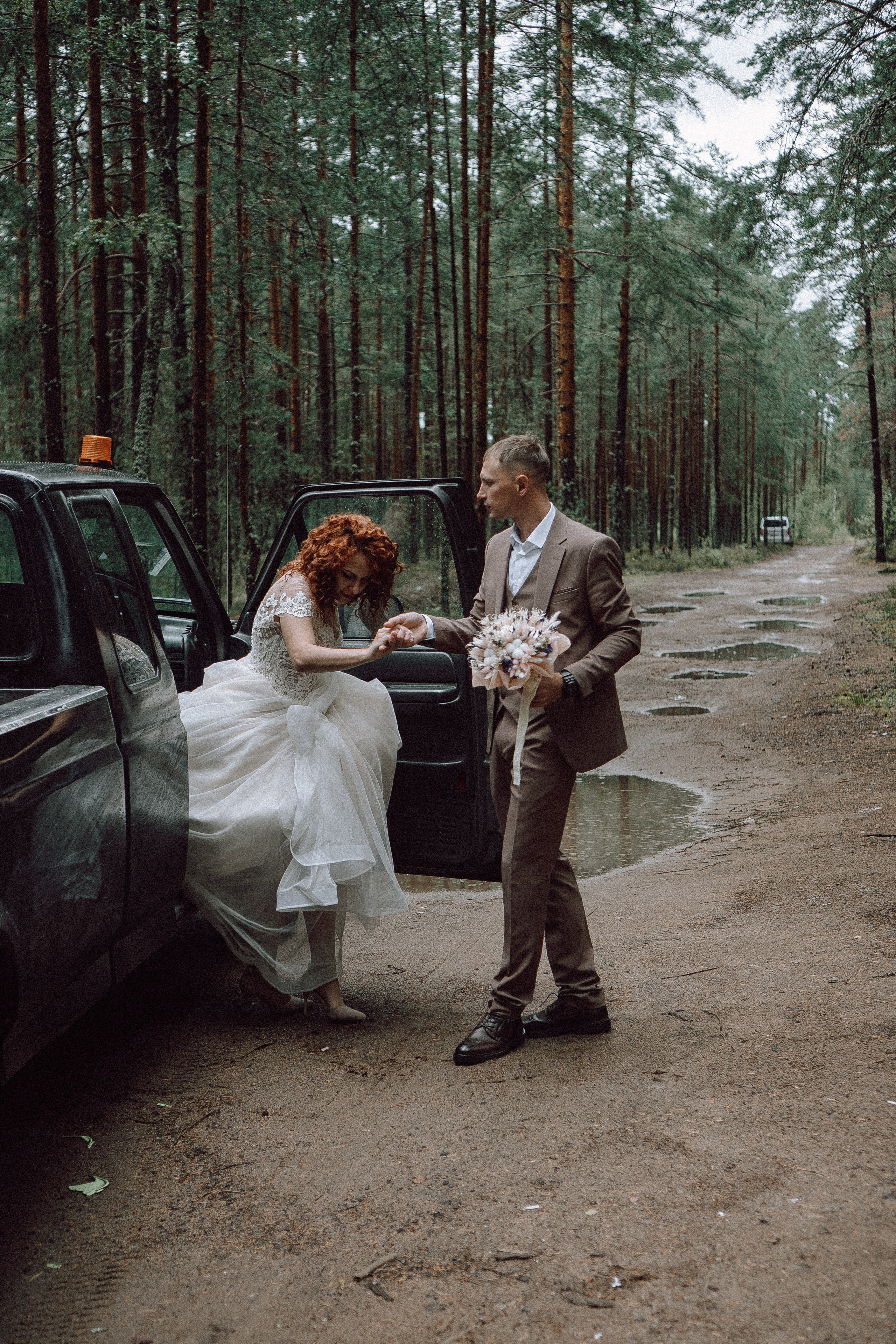 СВАДЕБНАЯ ФОТОСЕССИИЯ ПАРЫ В ГОРОДЕ ПРИОЗЕРСК В СОСНОВОМ ЛЕСУ И С ПИКАПОМ. Профессиональный фотограф, Санкт-Петербург — Виктория Богомолова