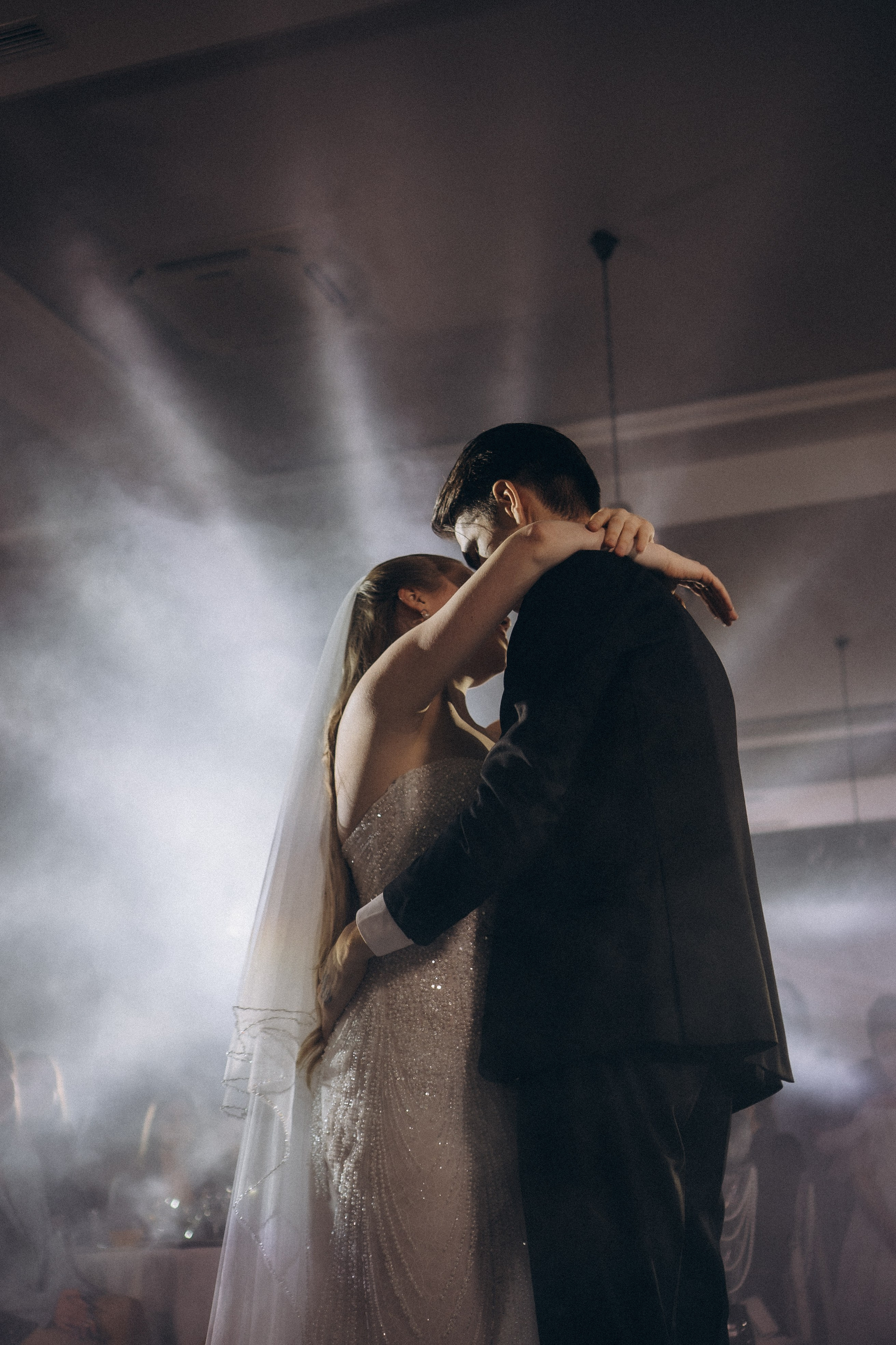 ПЕРВЫЙ ТАНЕЦ МОЛОДЫХ НА БАНКЕТЕ. ТРОГАТЕЛЬНЫЙ МОМЕНТ (СНЯТО В СИБИРЕ В НИЖНЕВАРТОВСКЕ). Профессиональный фотограф, Санкт-Петербург — Виктория Богомолова