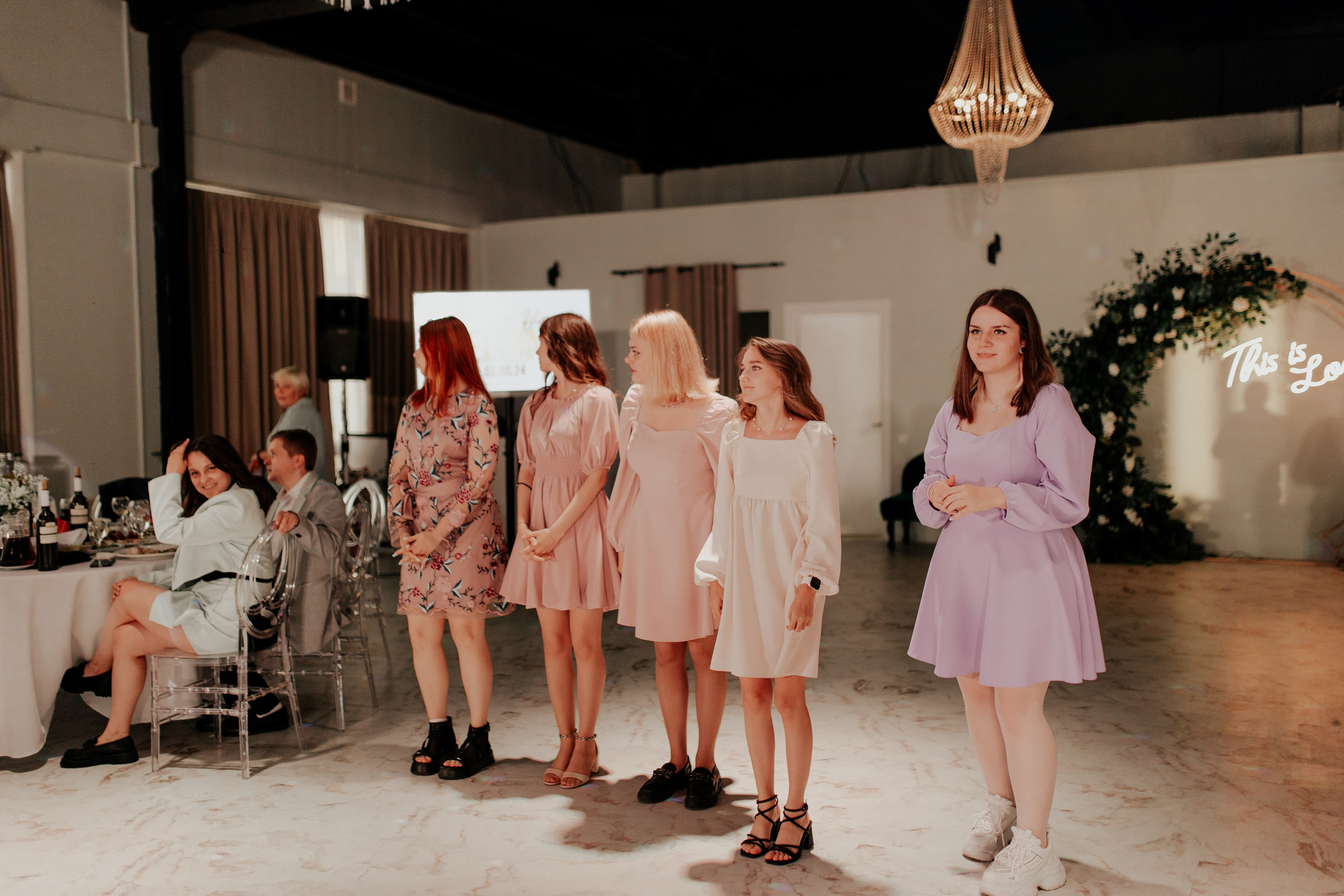 Подружки невесты танцуют первый танец на свадебном банкете — радость и счастье