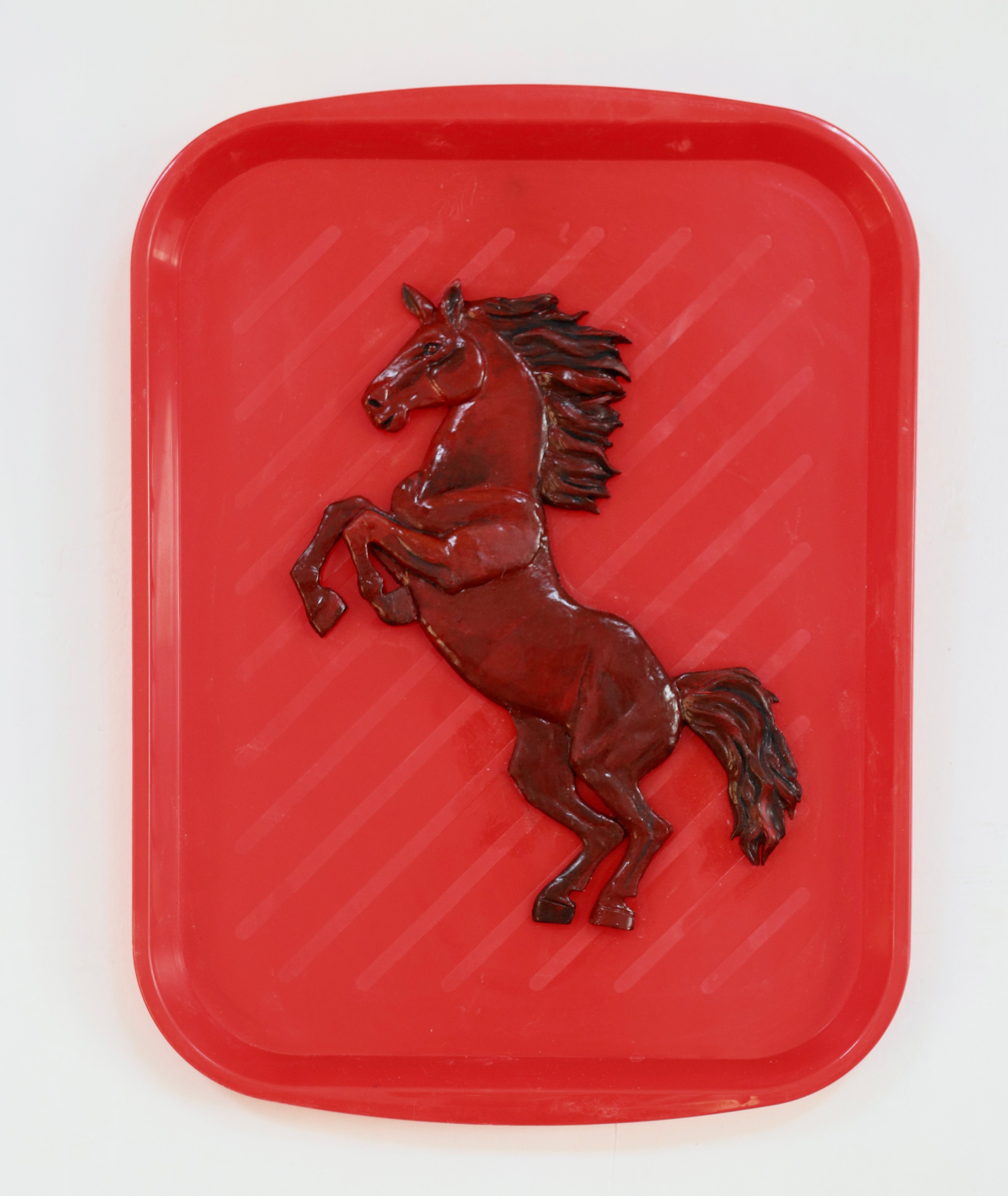 Современное искусство, поднос, рельеф, красный конь, хоббихорсинг