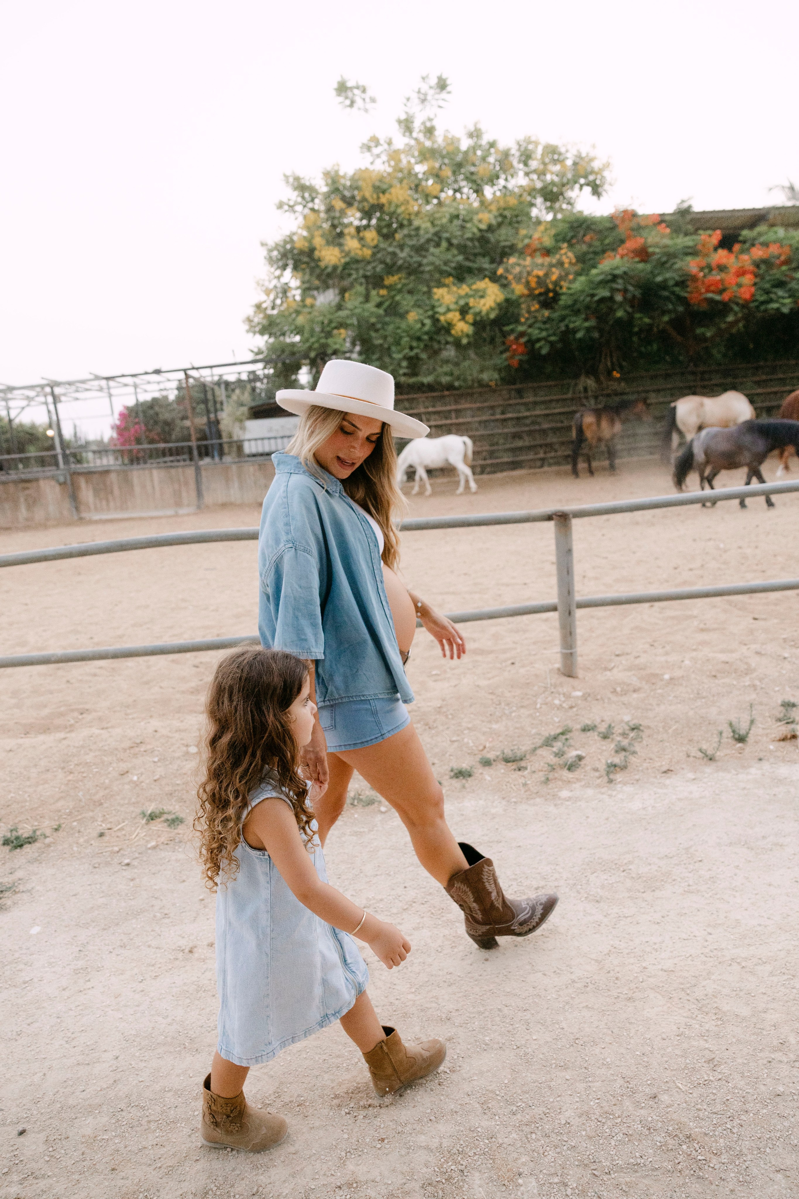 Pregnancy photoshoot at the horse farm. Главная