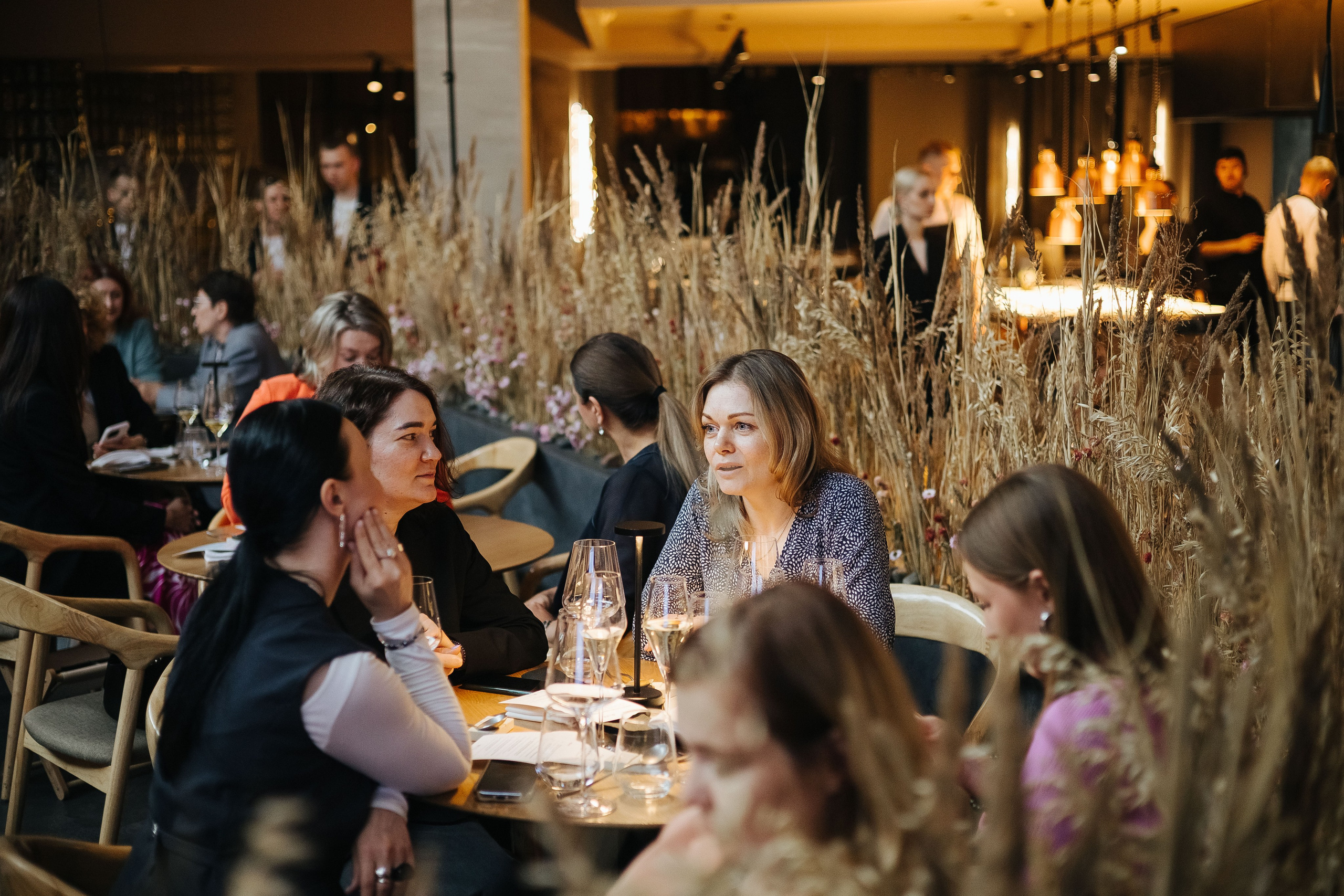 Презентация открытия магазина женской одежды GLVR в ресторане Fresco. Фотограф в Красноярске Надежда Воскресенская