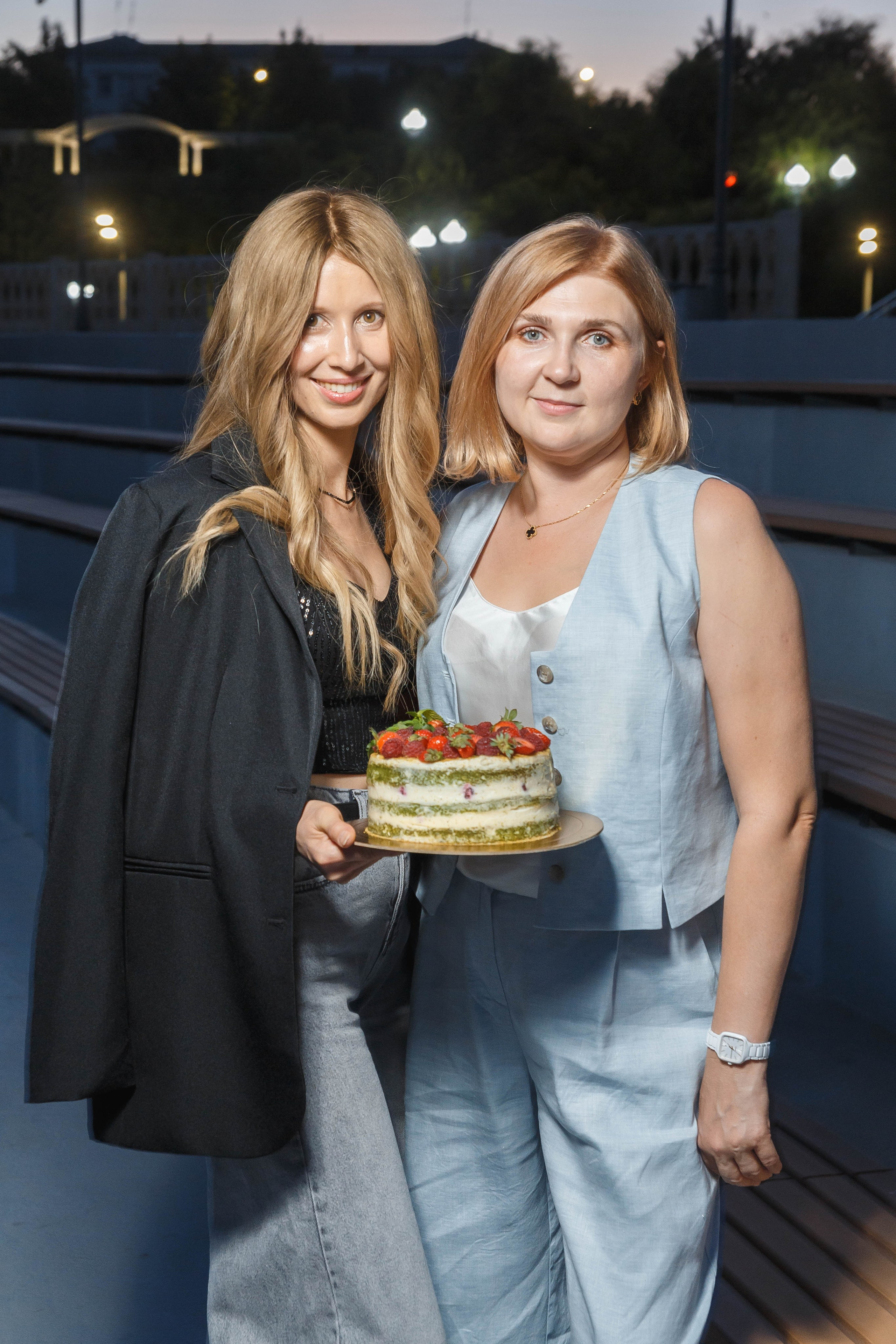 День рождения Оксаны: подруги, набережная, торт, шампанское. Событийный фотограф Максим Бескоровайновнов