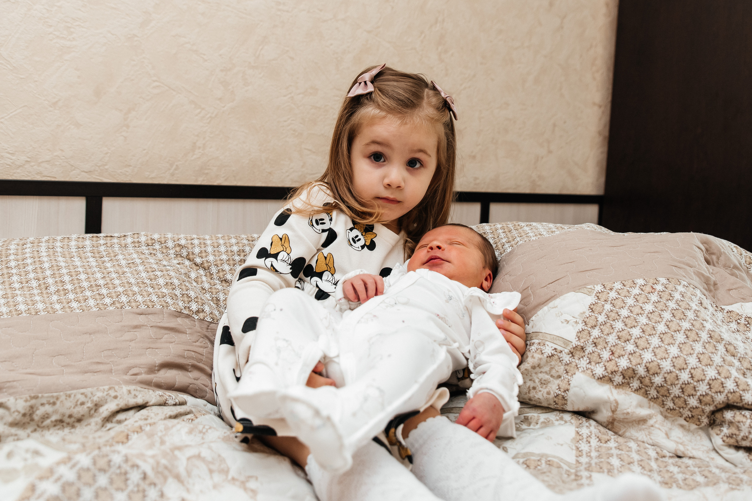 Выписка из роддома. Семейный детский фотограф видеограф в Омске Юлия Татаринова