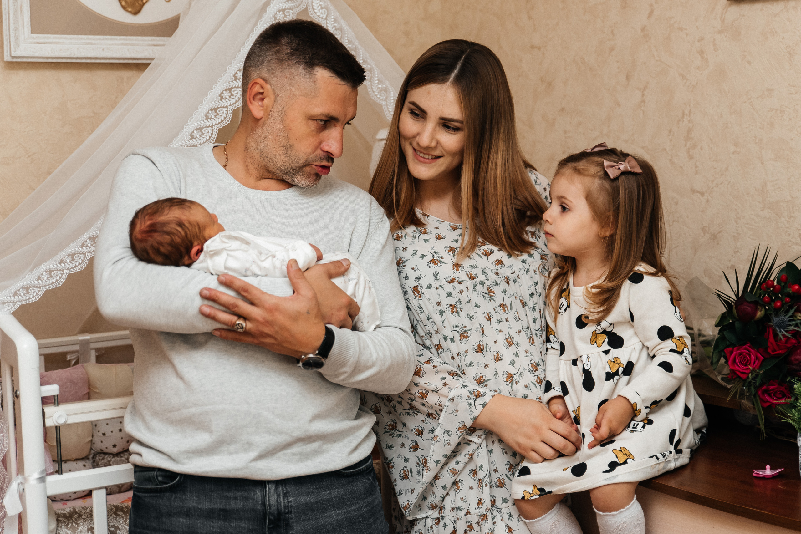 Выписка из роддома. Семейный детский фотограф видеограф в Омске Юлия Татаринова