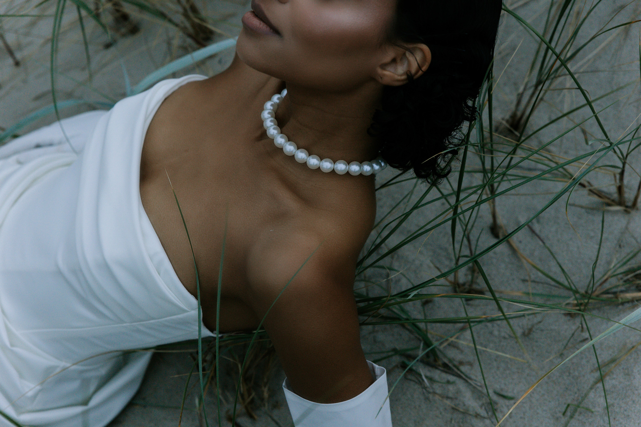 Выездная регистрация на море с белыми розами. Свадебный фотограф Калининград