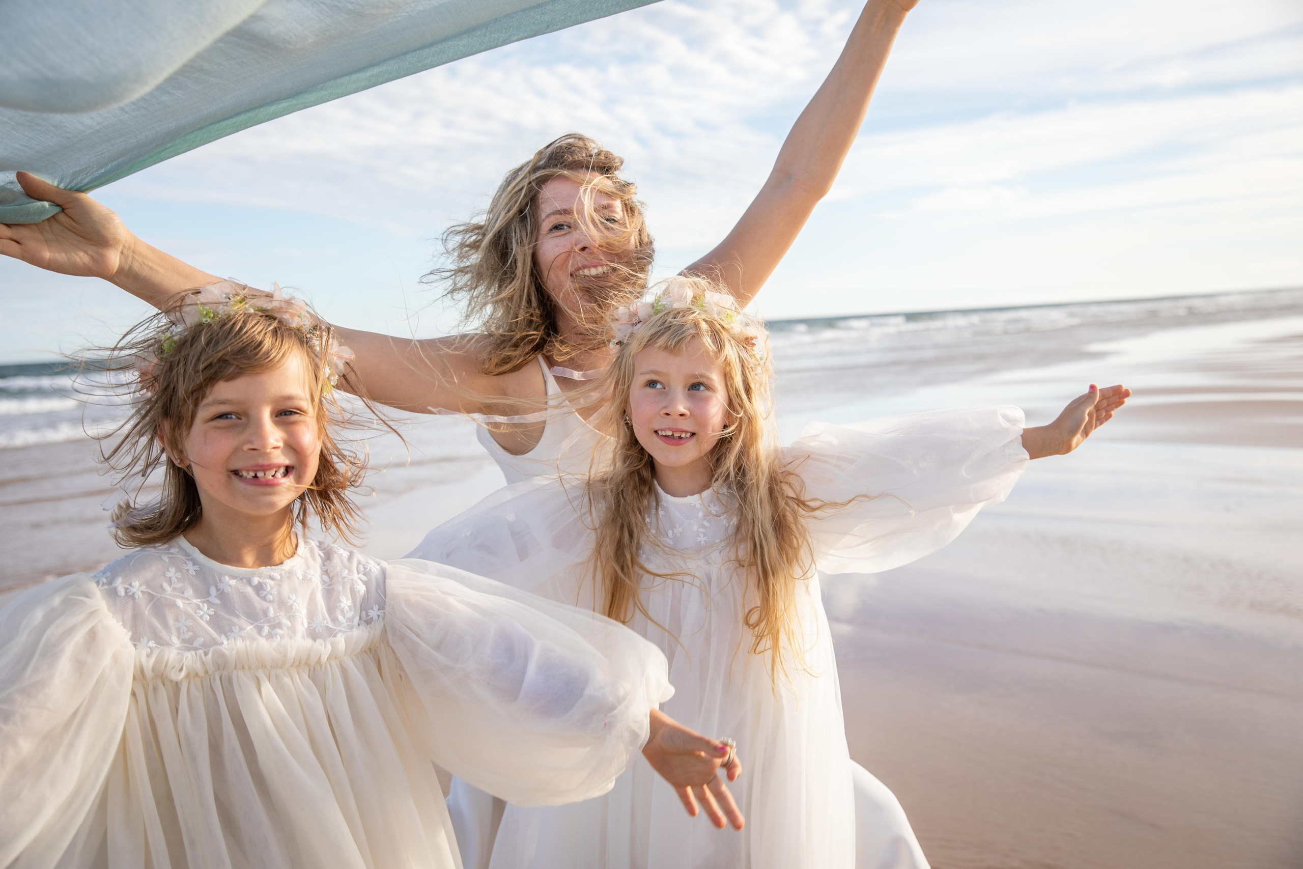 Family on the ocean. Professional Photographer in Portugal. Oksana Lomnova