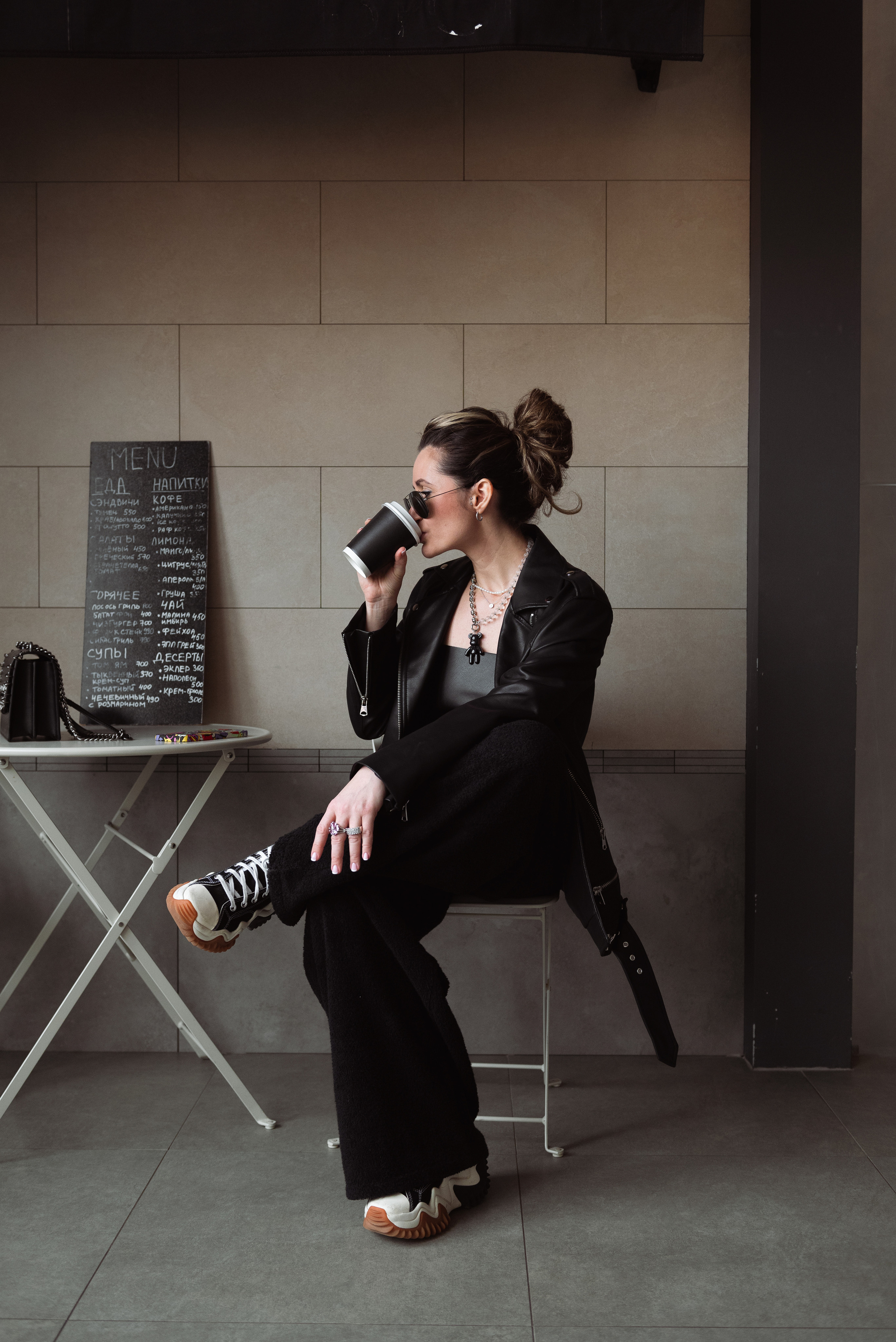 как позировать на камеру