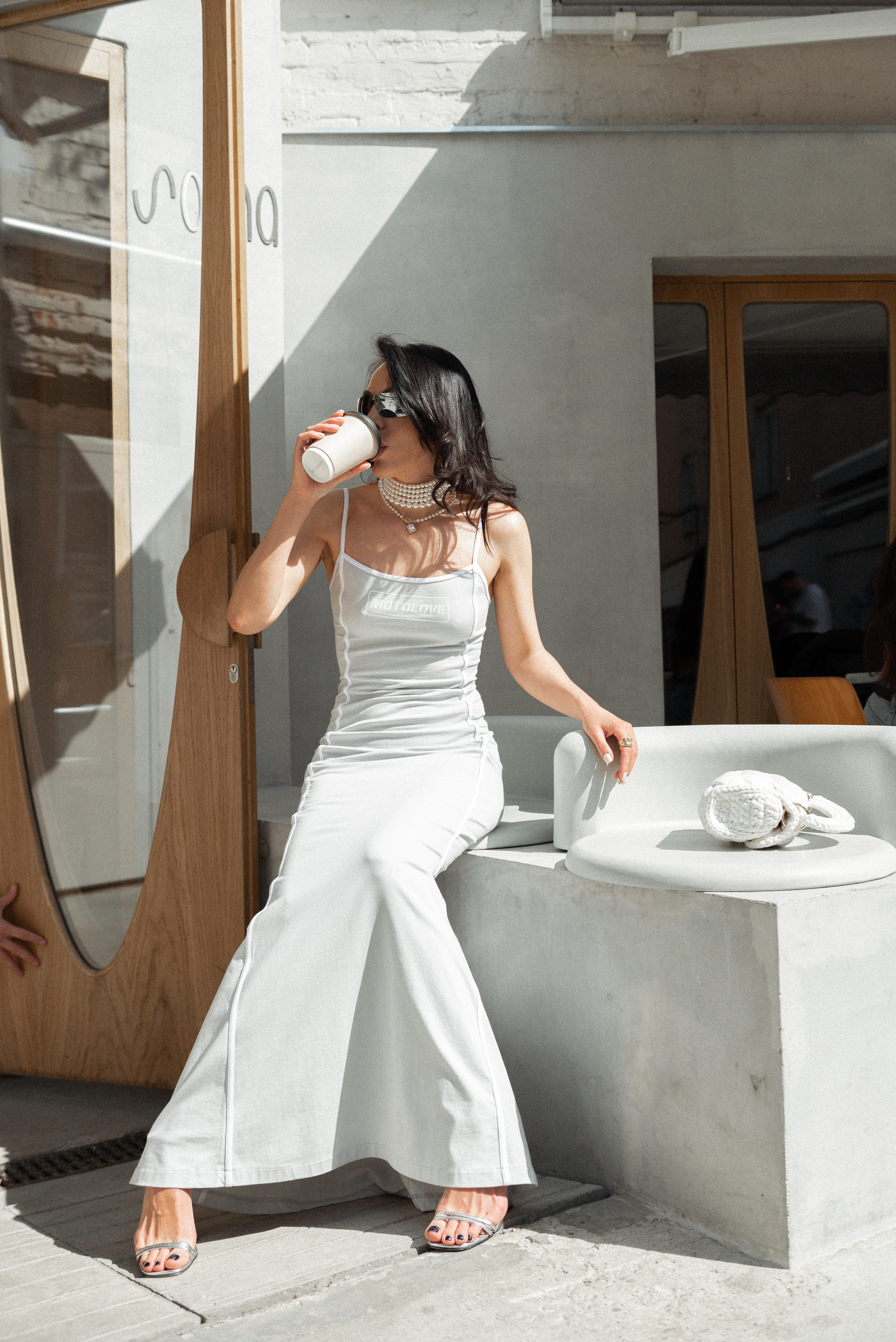 как позировать на фото женщинам