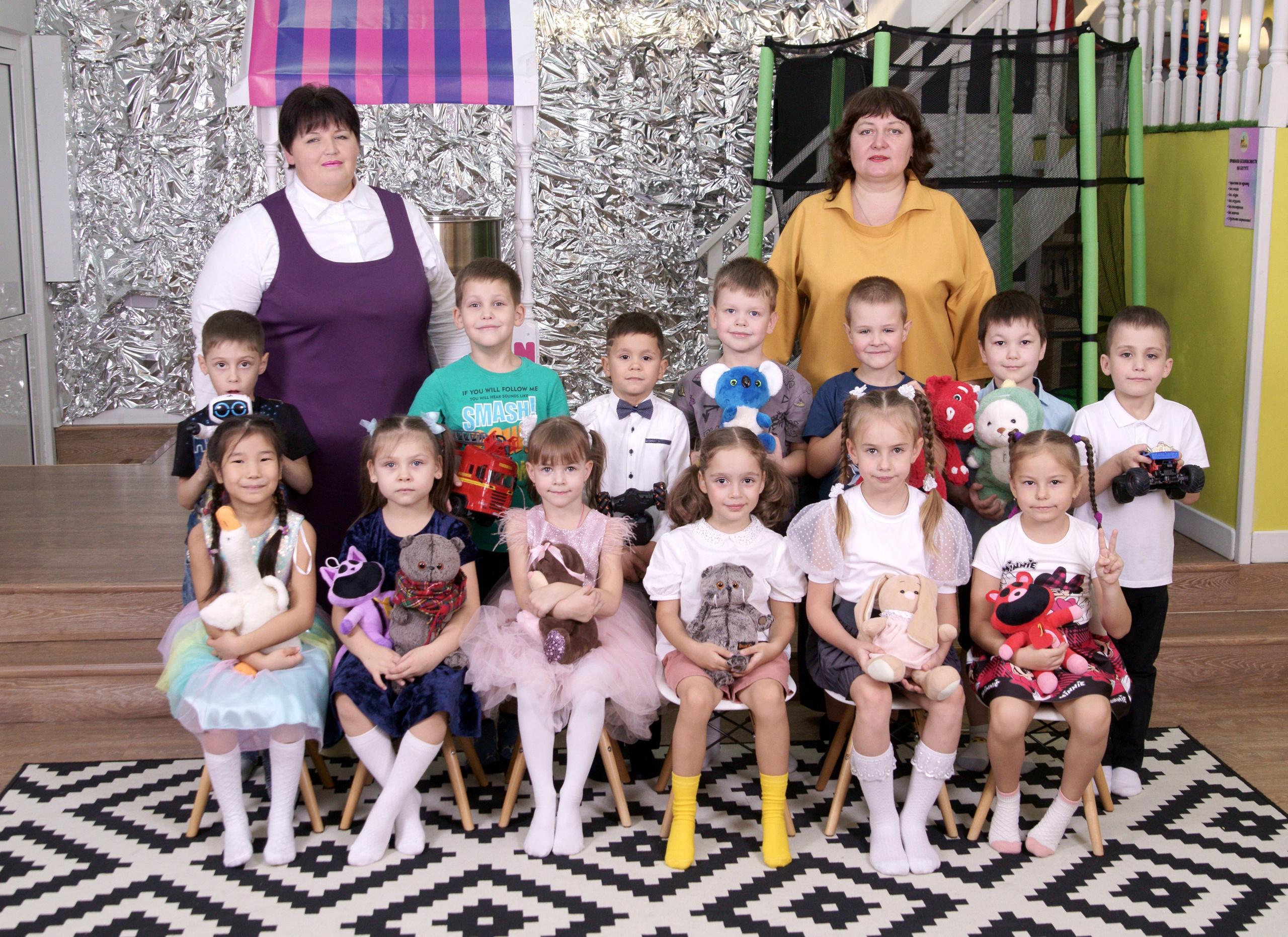 Фотосессия выпускников детского сада в игровой комнате -  вся группа