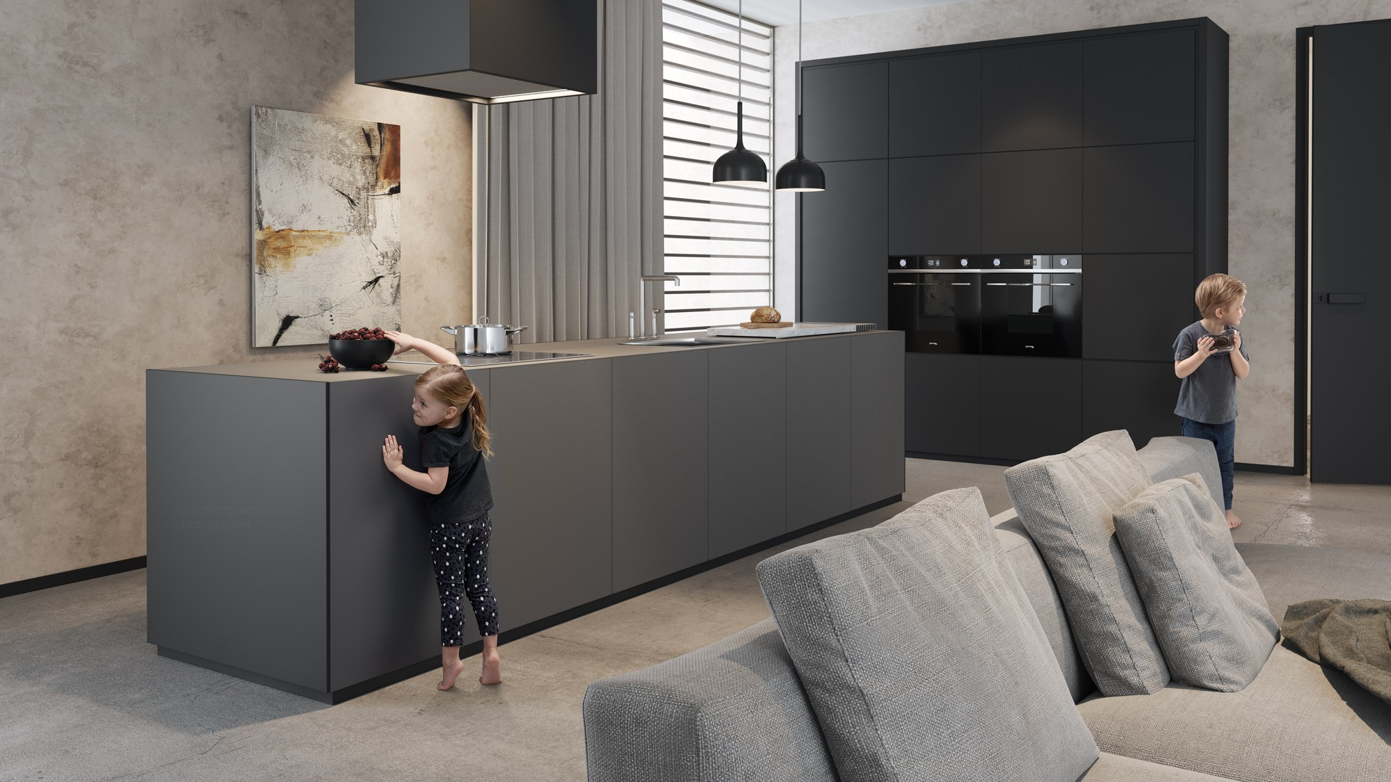 Девочка пытает дотянуться до вазы с фруктами, пока ее брат следит за дверью