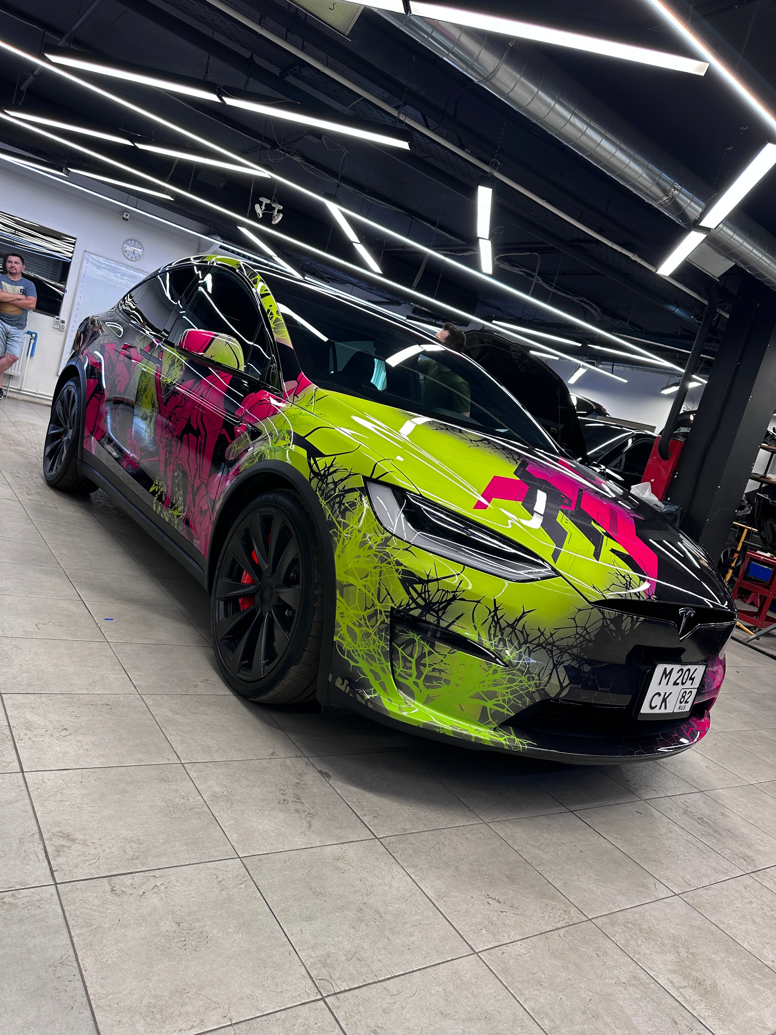 Винилография на Tesla Model S Plaid. Студия дизайна и оклейки авто Barmaley Design