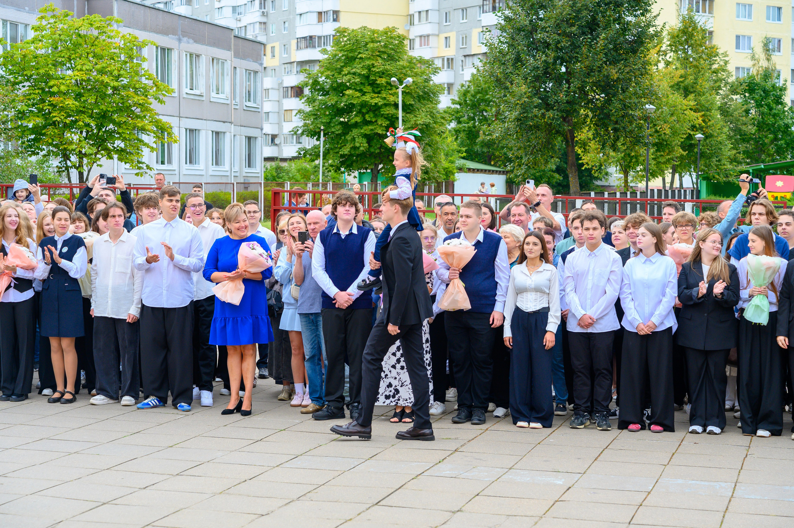 Вот звучит первый звонок, перед этим долгое приготовление к новому этапу в жизни, Яромир идет в школу. Фотоуслуги, услуги фотографа, фотографирование важных событий