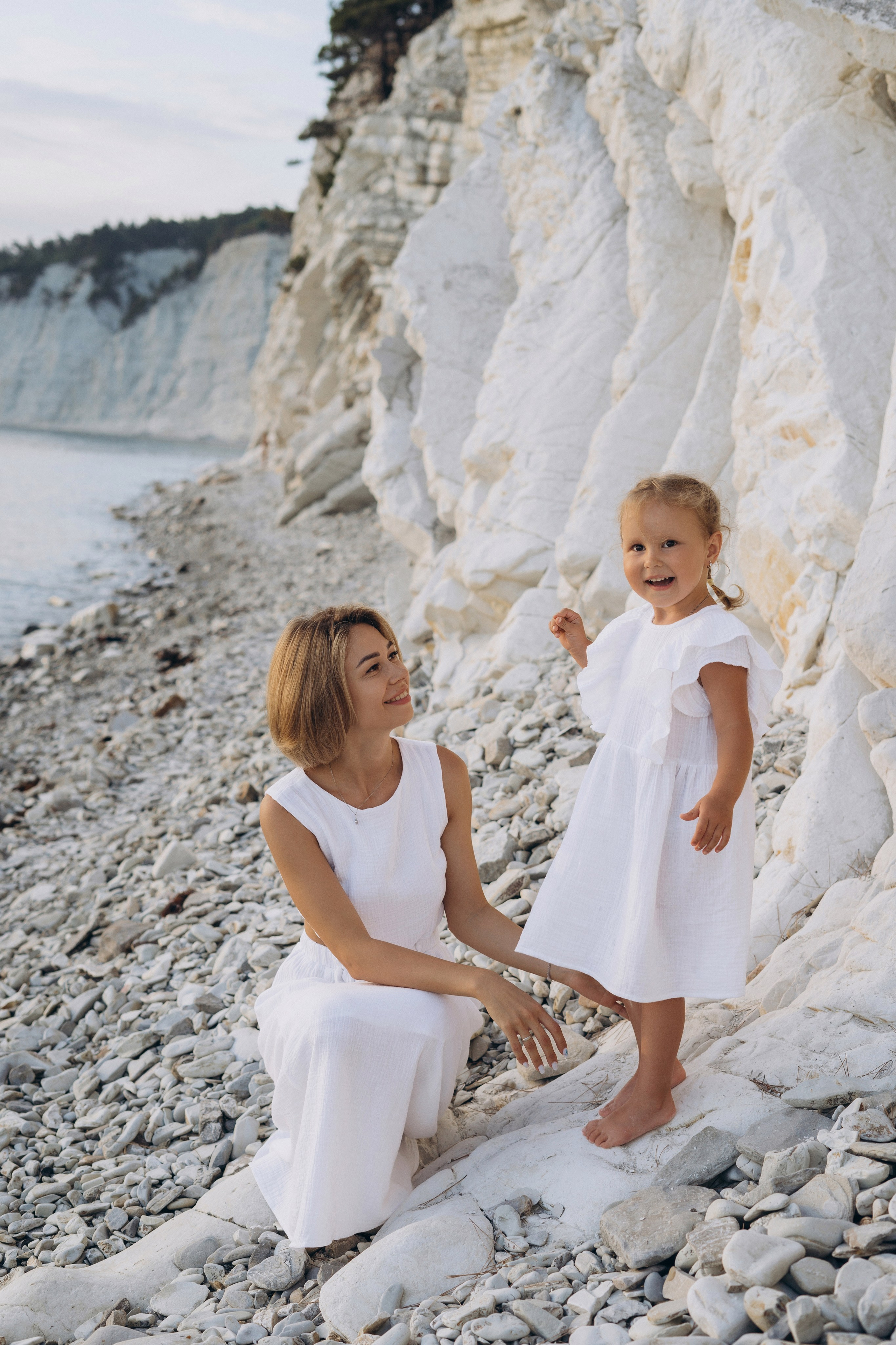 Джанхот в утренних лучах: фотосессия семьи среди скал, покрытых золотистым светом