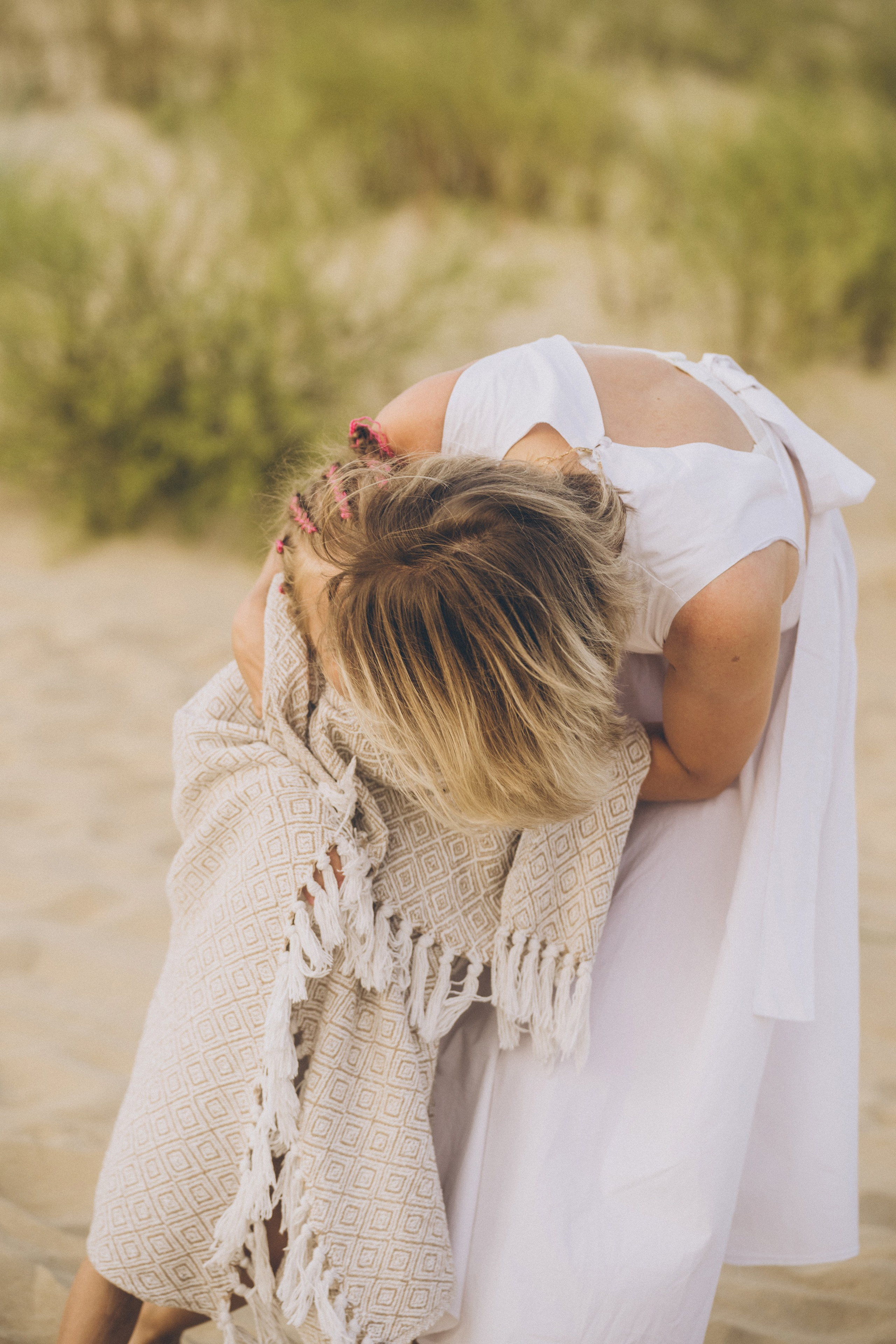 Фотограф Голубицкая сняла, как мама и дочь дружно выпускают в небо мыльные пузыри  