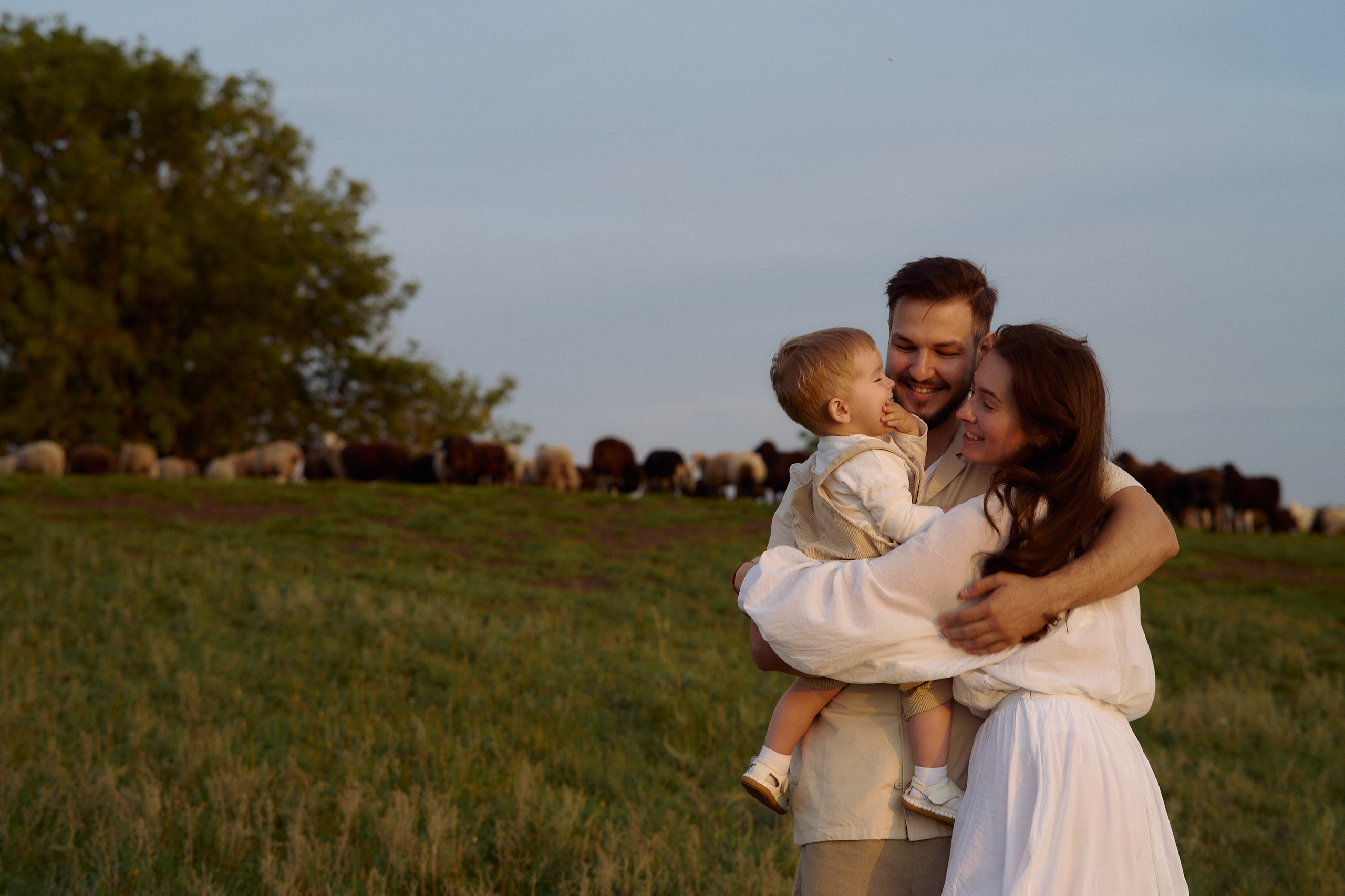 Шамиль, Аня и Марс в поле с барашками. Семейный и свадебный lifestyle-фотограф в Москве Мария Петрова