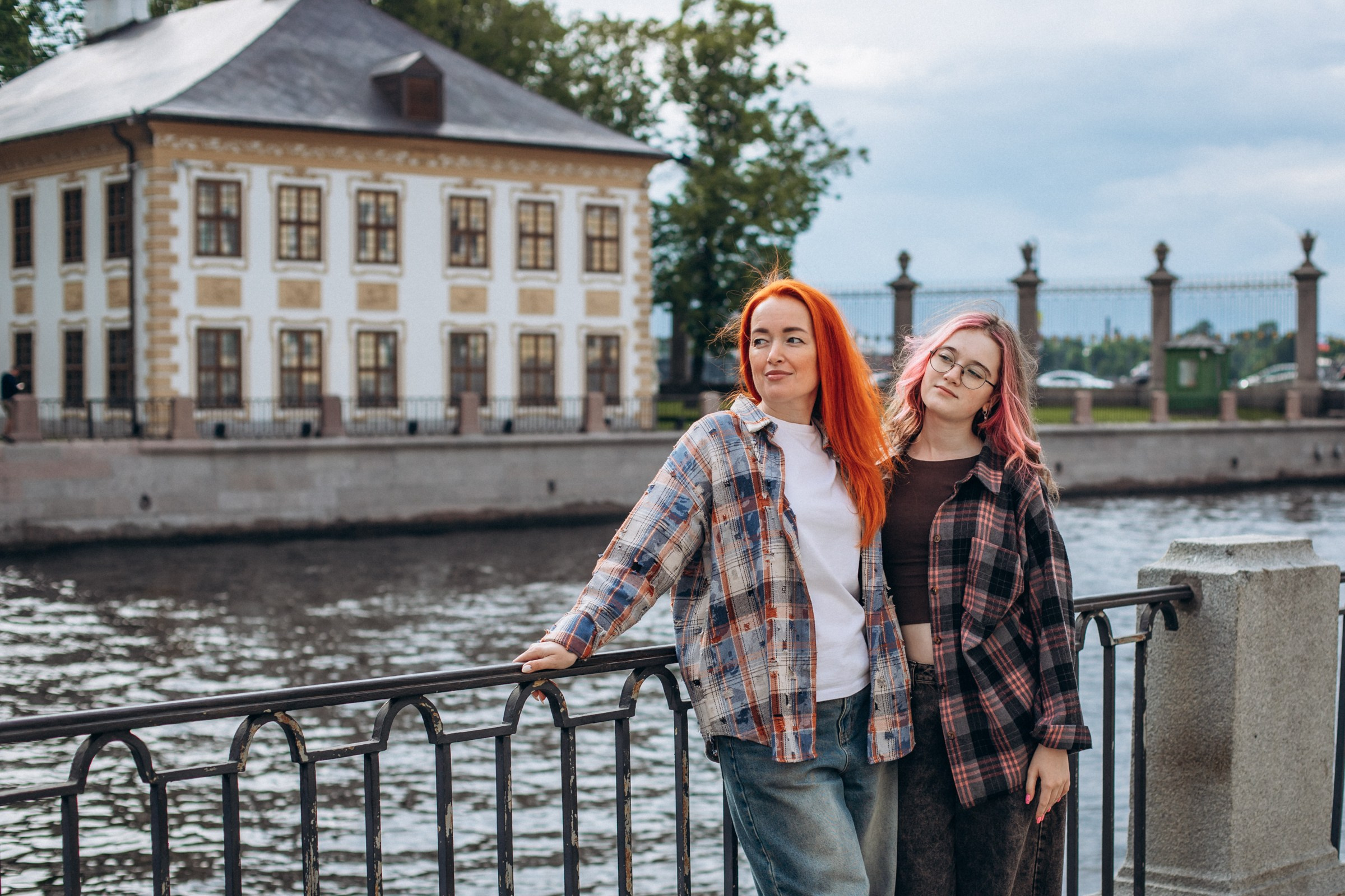 Елена с семьей в июне. Фотопрогулка в Петербурге. Индивидуальный и семейный фотограф в Санкт-Петербурге