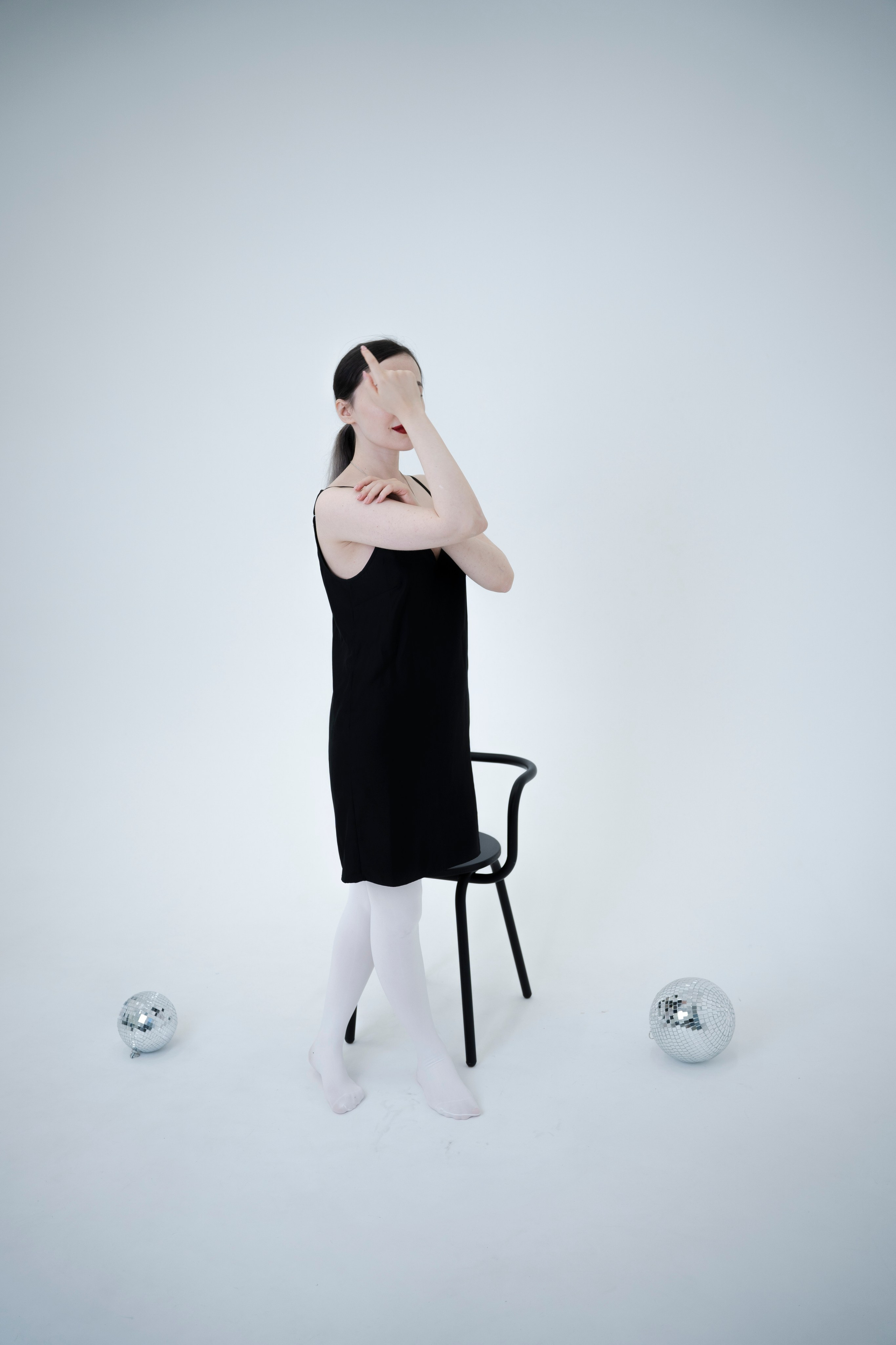 ДЕВОЧКА НА ШАРЕ. Главная