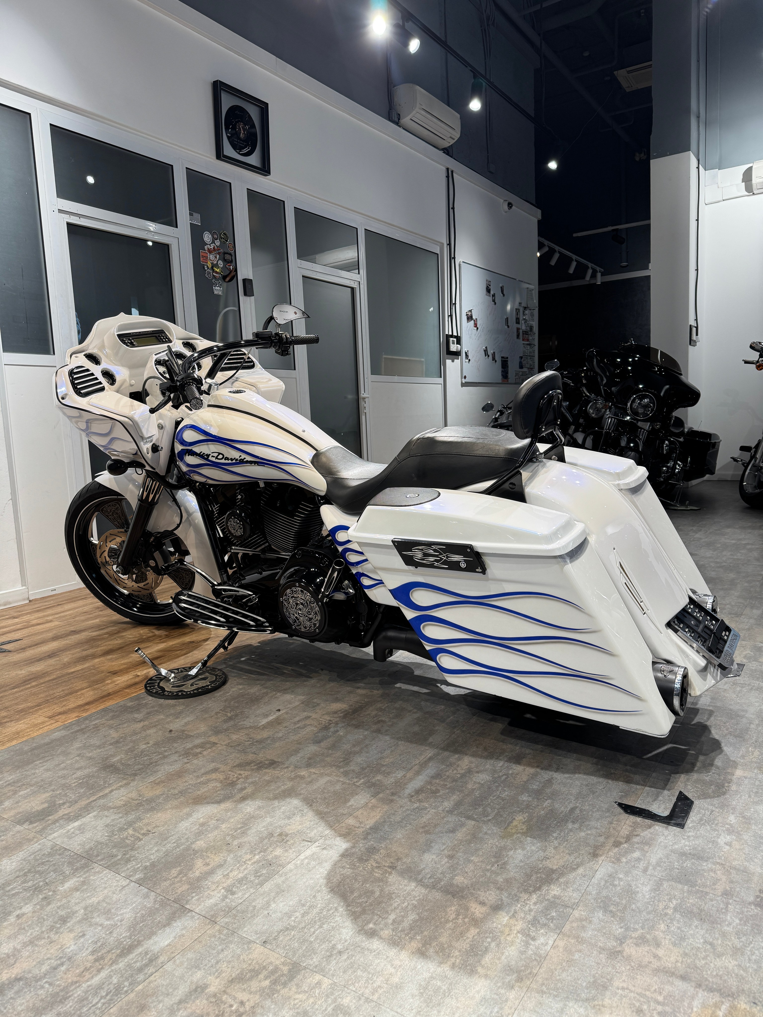 Мотоциклы Harley-Davidson Road Glide 103 White Power (Touring)  — купить мотоцикл. Hello Davidson, Москва. Только хорошие мотоциклы…