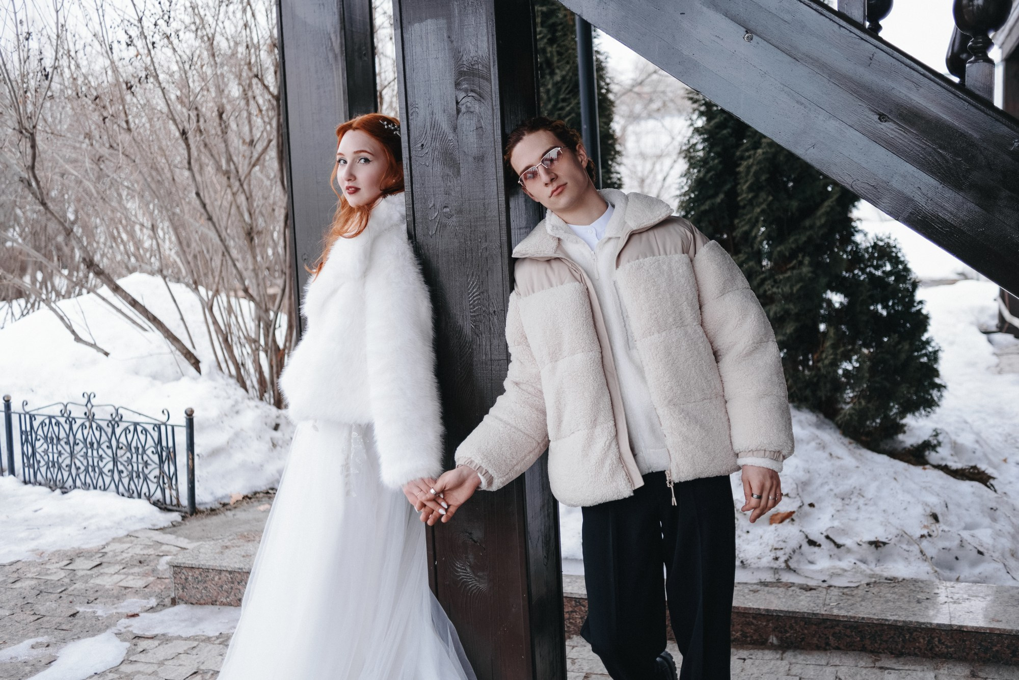 Кинематографичный портрет пары у старинных стен 