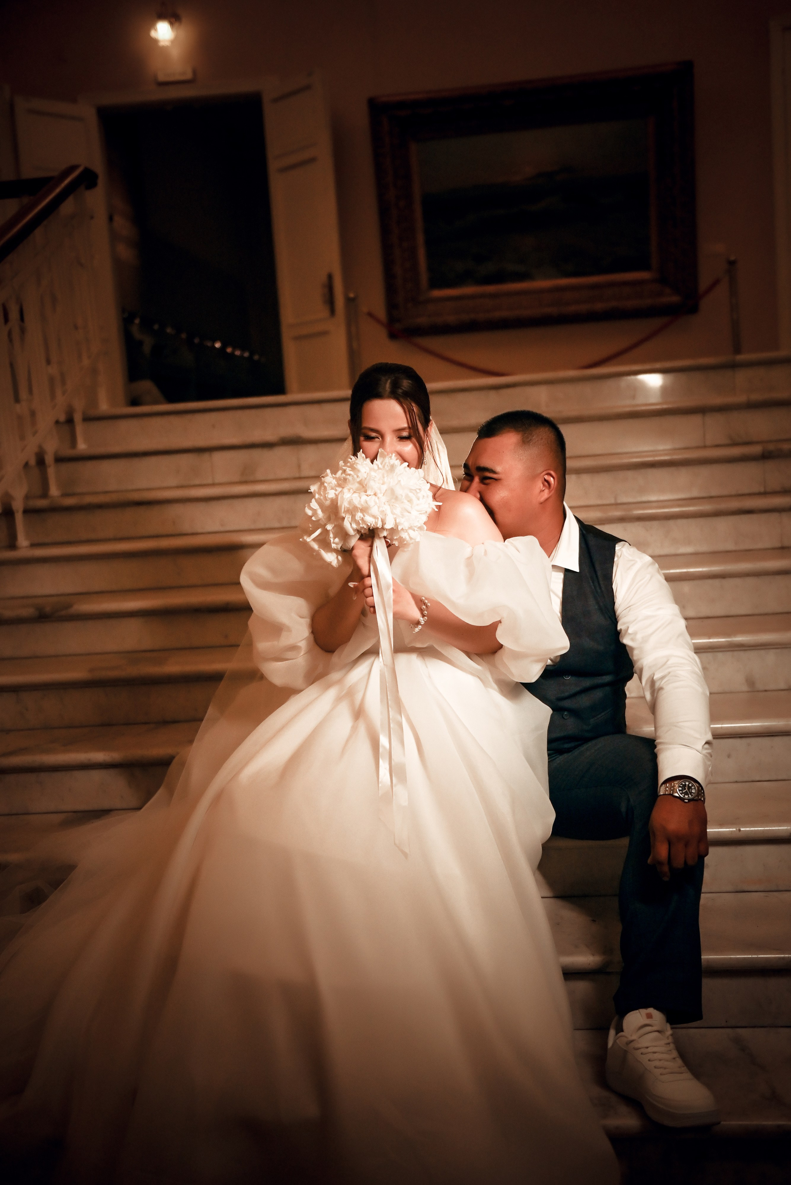 Небольшая свадебная серия в музее и прогулкой под дождем Эльмиры и Ризата. Свадебный, семейный, детский, контент фотограф в Омске Максим Ильин