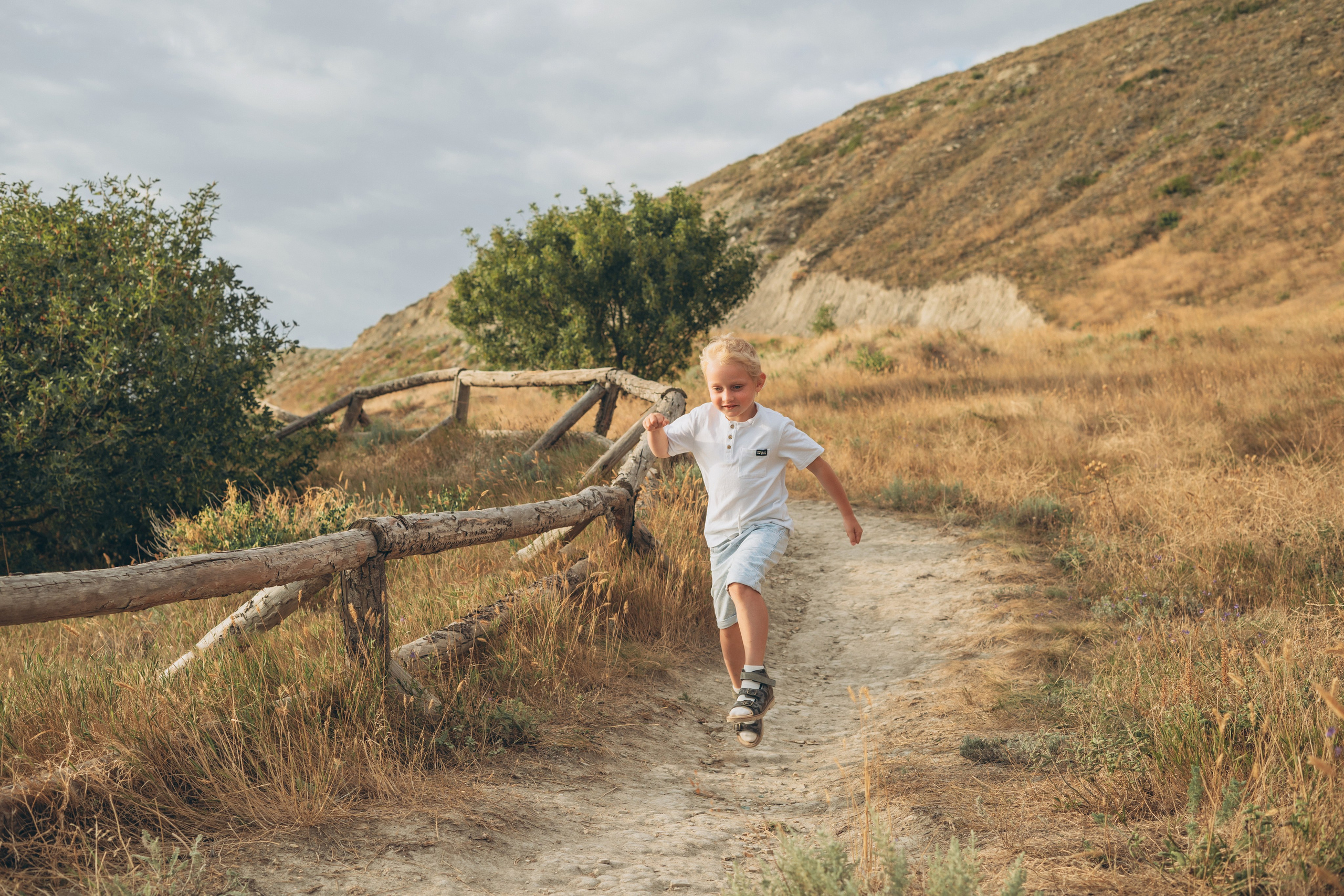  Кучугурские кадры с юмором - вся семья в огромных солнцезащитных очках делает "крутые" позы, фотограф Кучугуры