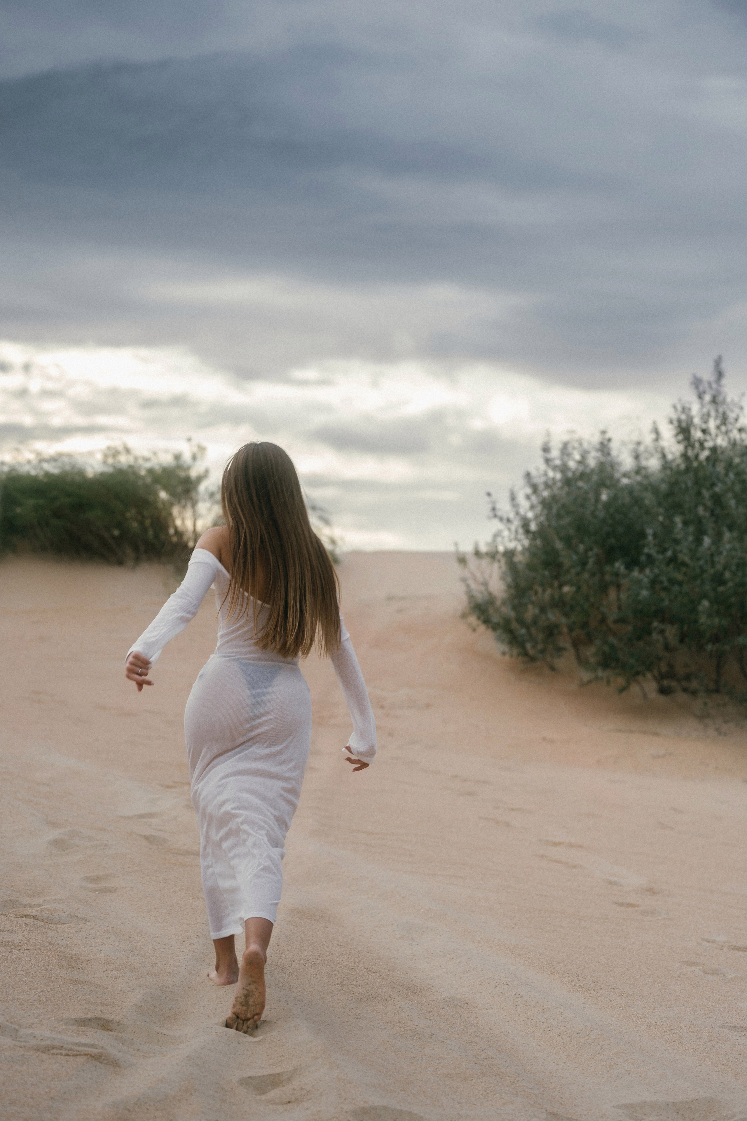 Девушка в воздушном платье на фоне золотистых дюн Чёрного моря - работа фотографа из Анапы