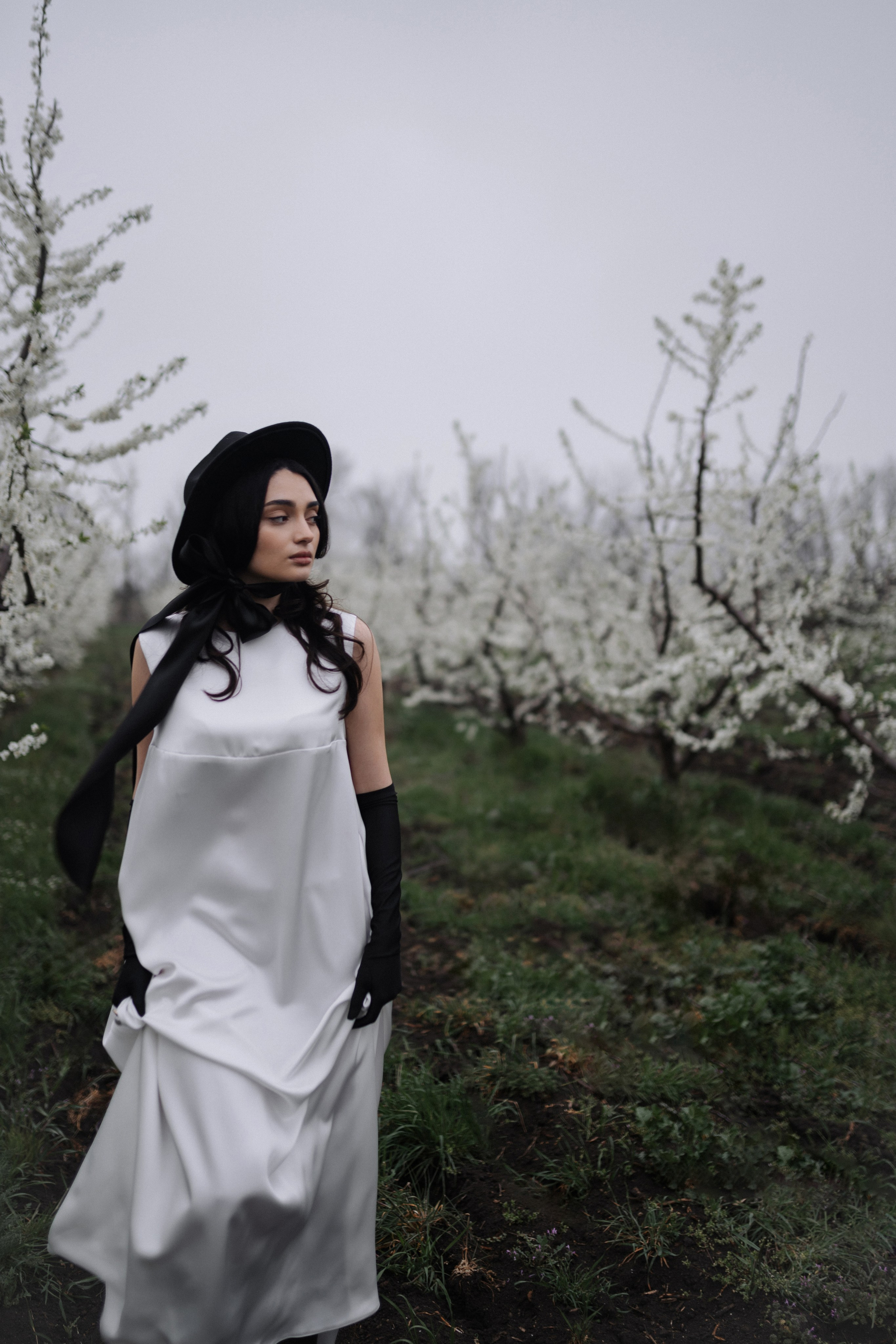 Фотосессия в садах Анапы: девушка в элегантном аристократичном образе  