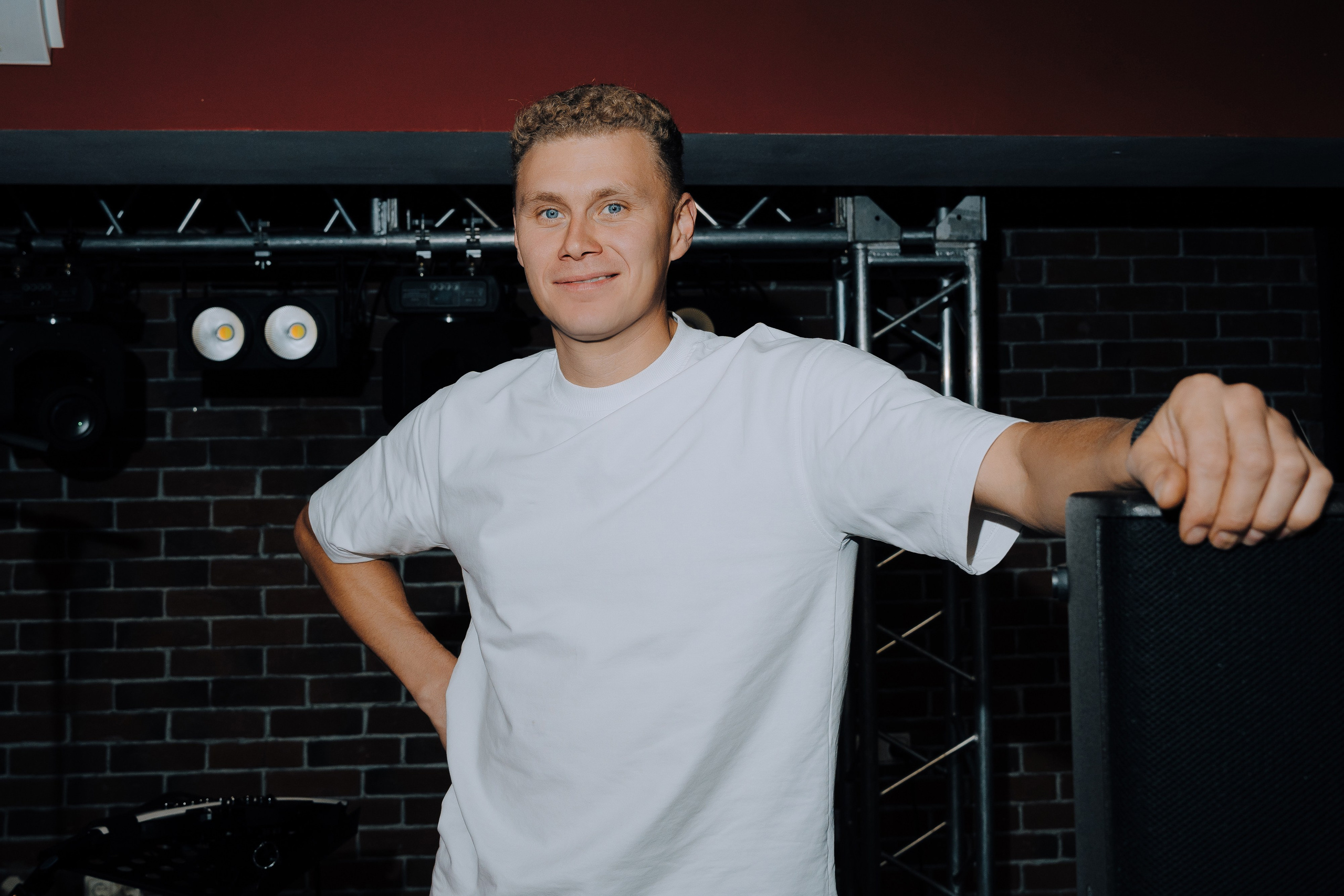 20 ЛЕТ МЕГАПОЛИС ЧЕЛЯБИНСК ХЕДЛАЙНЕР ЕЛКА. Репортажный фотограф Зуев Роман г. Челябинск