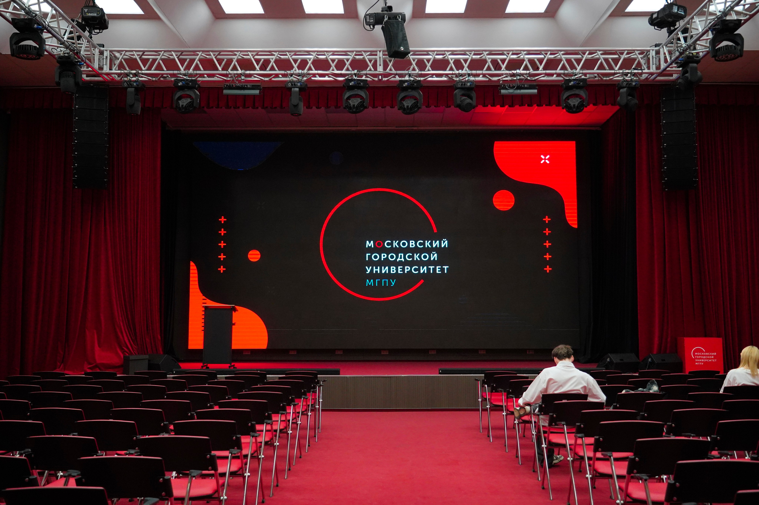 Фотограф на официальном мероприятии