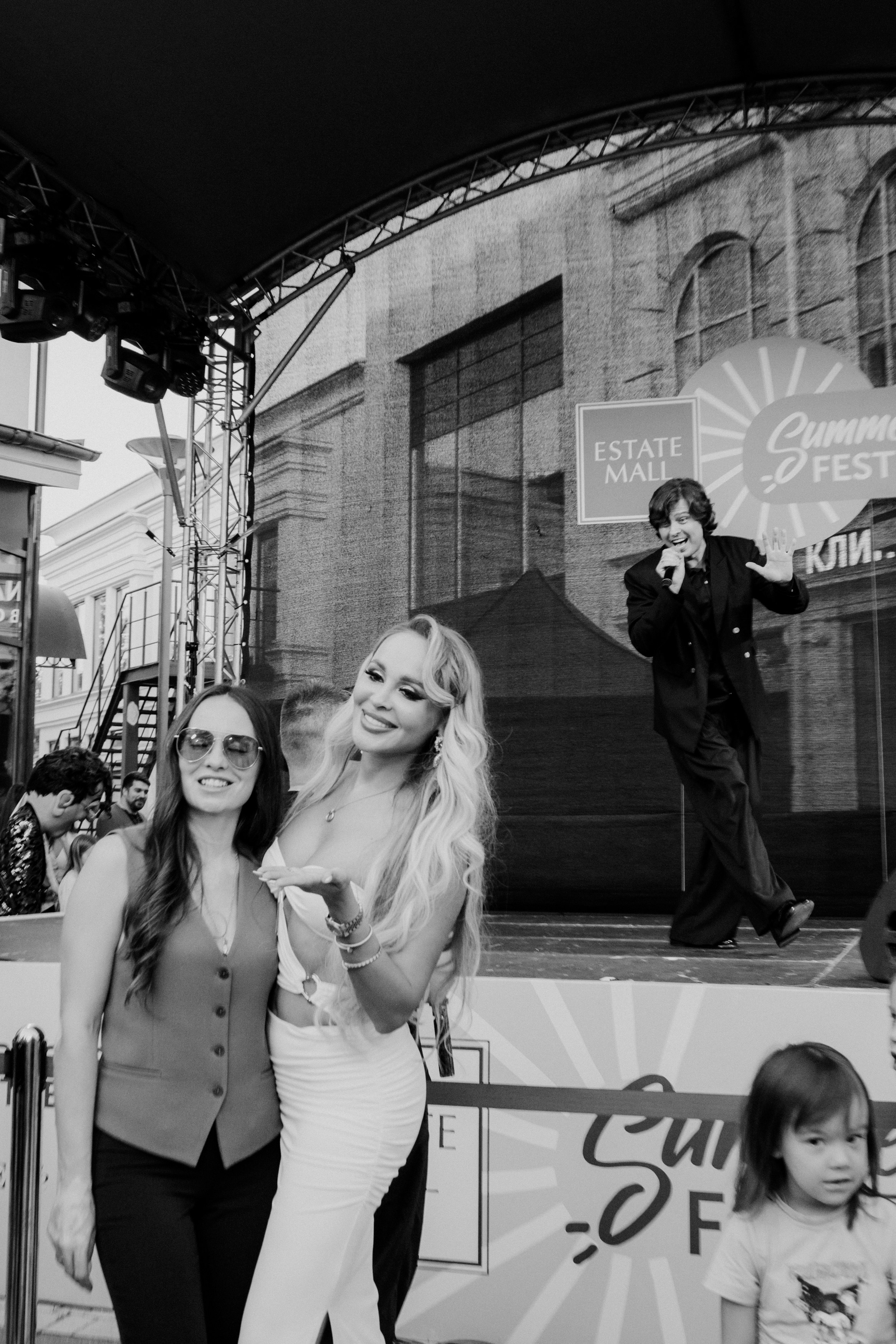 EstateMall SUMMER FEST. Бэкстейдж и репортажный фотограф в Москве Артем Онацко